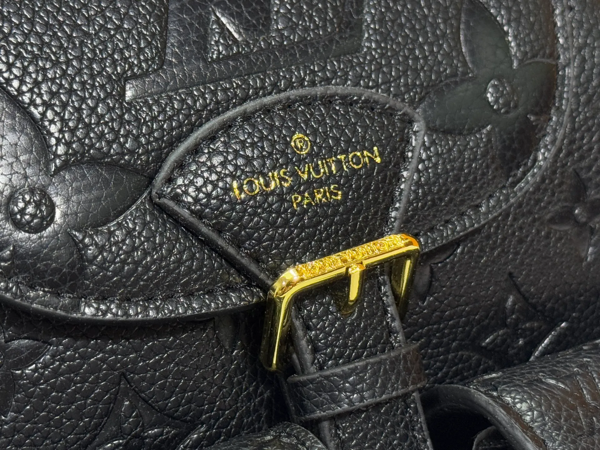 P260 Upgraded original M12987 M47074 M47072 M47106 This Backup backpack reinterprets the fresh tones of the LV Milky Way series with soft touches, using Monogram Empreinte leather with elegant metal hardware. Multiple pockets designed to easily store large wallets and travel essentials. Dimensions: 20.0 x 22.0 x 14.0 cm (length x height x width)