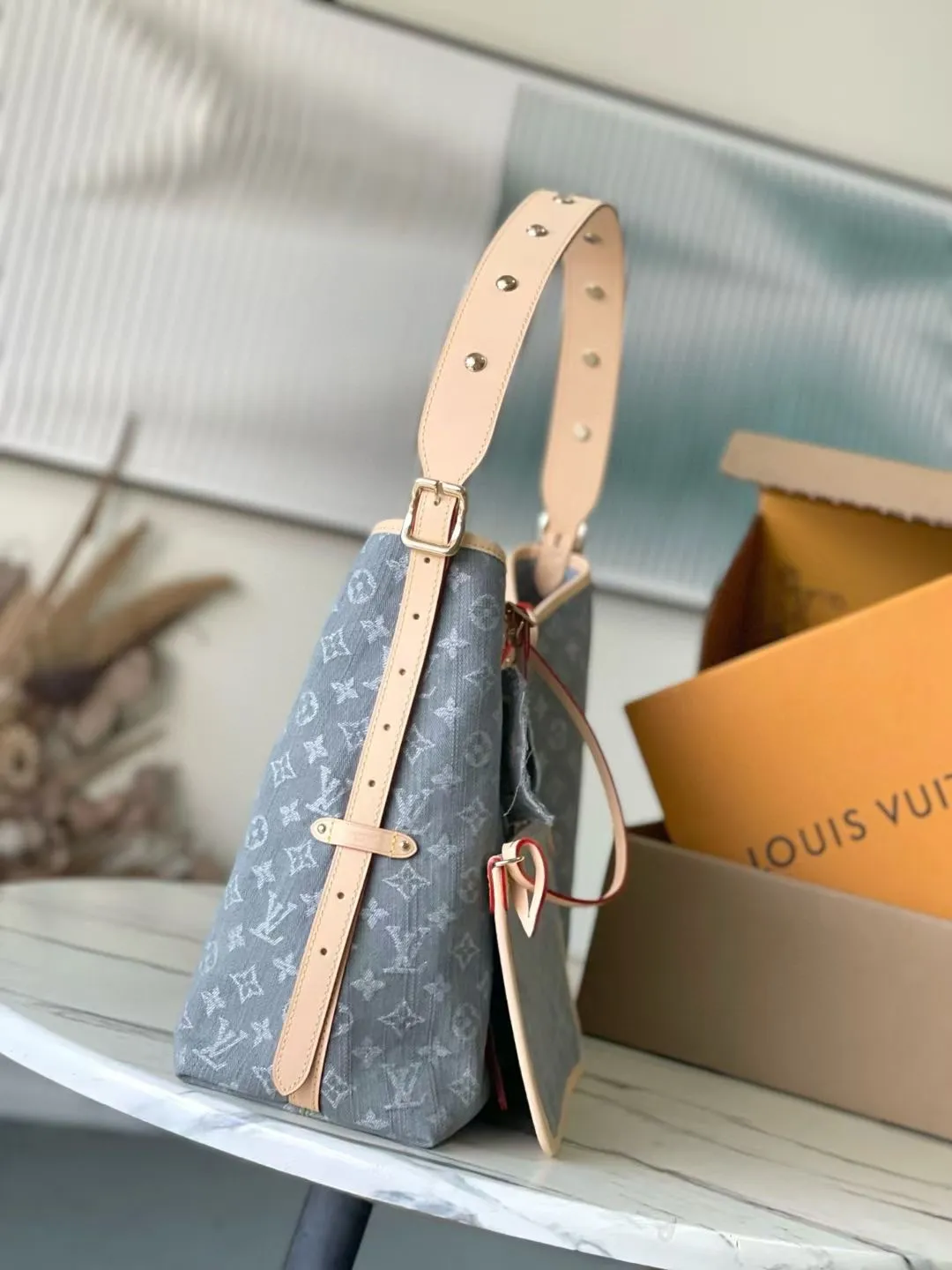 💰1220 Top original order M13289 This medium-sized CarryAll handbag uses the Monogram Denim patterned cotton surface that was born in 2005, and then uses Louis Vuitton's exquisite bleaching process to create a washed effect. The contrasting leather and detachable nameplate highlight the neat structure. The zippered inner pocket can safely store valuables, making it a modern choice for traveling in the city. Dimensions: 39 × 30 × 15 cm