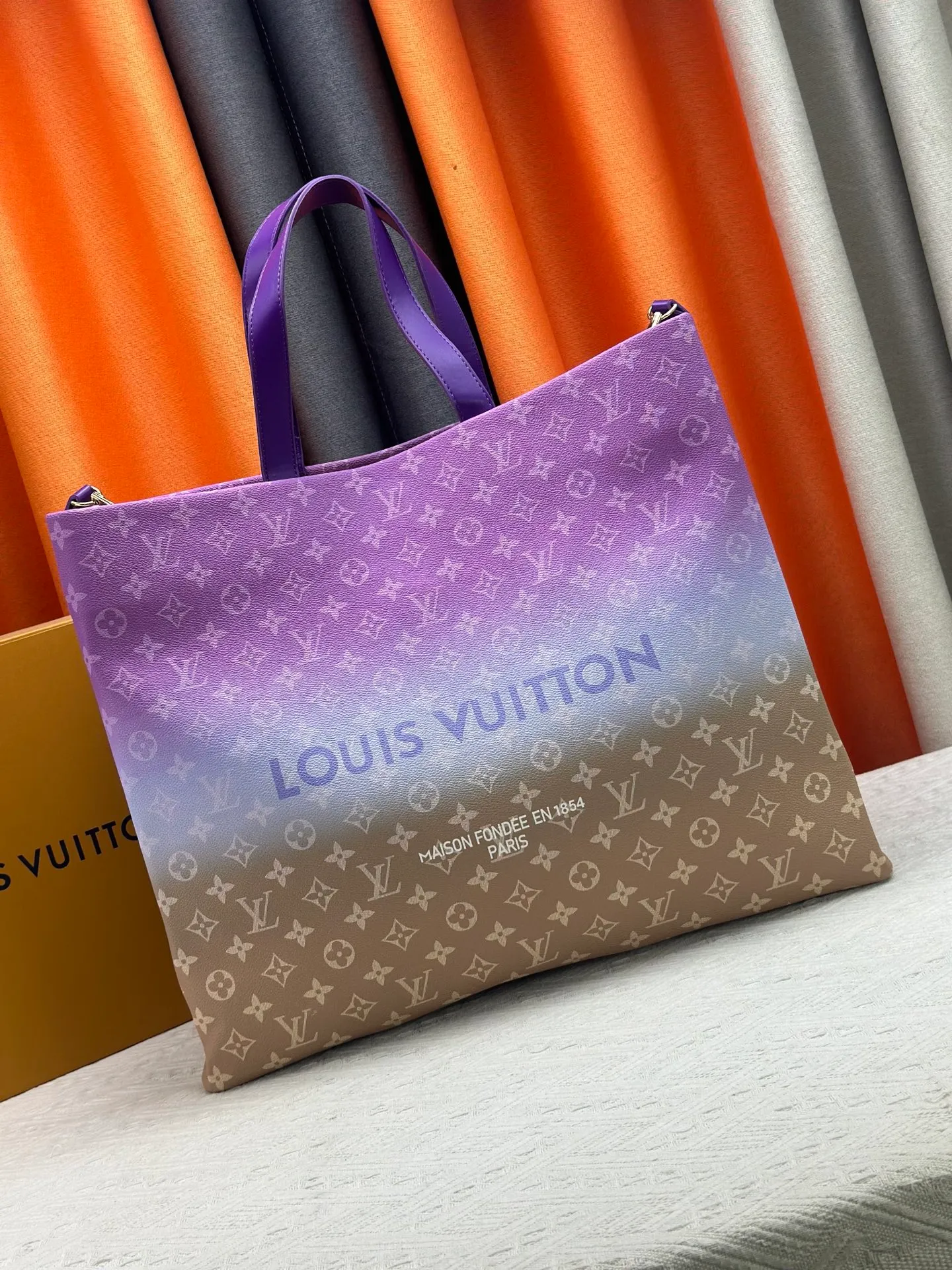 P300 M24457 presbyopic plaid purple. Grass green pink black orange blue green gray presbyopia plaid black crocodile pattern orange crocodile pattern 13 colors ✔️ This medium Shopper handbag draws inspiration from Louis Vuitton shopping bags, with the words Louis Vuitton and Maison Fondée En 1854 written on soft cow leather, with a top handle and a detachable shoulder strap. Dimensions: 42x34x16cm