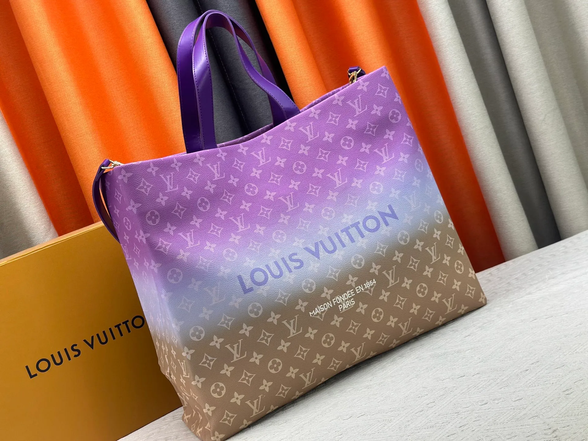 P300 M24457 presbyopic plaid purple. Grass green pink black orange blue green gray presbyopia plaid black crocodile pattern orange crocodile pattern 13 colors ✔️ This medium Shopper handbag draws inspiration from Louis Vuitton shopping bags, with the words Louis Vuitton and Maison Fondée En 1854 written on soft cow leather, with a top handle and a detachable shoulder strap. Dimensions: 42x34x16cm