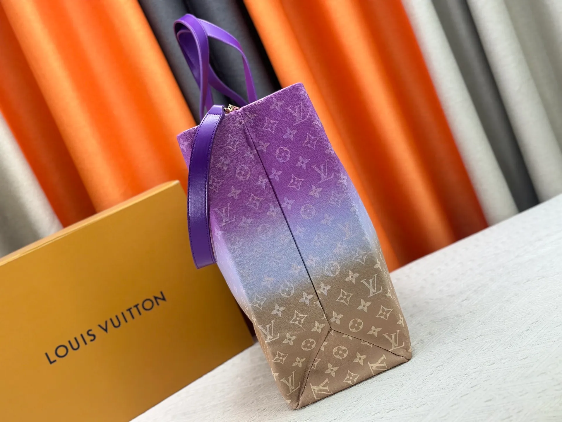 P300 M24457 presbyopic plaid purple. Grass green pink black orange blue green gray presbyopia plaid black crocodile pattern orange crocodile pattern 13 colors ✔️ This medium Shopper handbag draws inspiration from Louis Vuitton shopping bags, with the words Louis Vuitton and Maison Fondée En 1854 written on soft cow leather, with a top handle and a detachable shoulder strap. Dimensions: 42x34x16cm