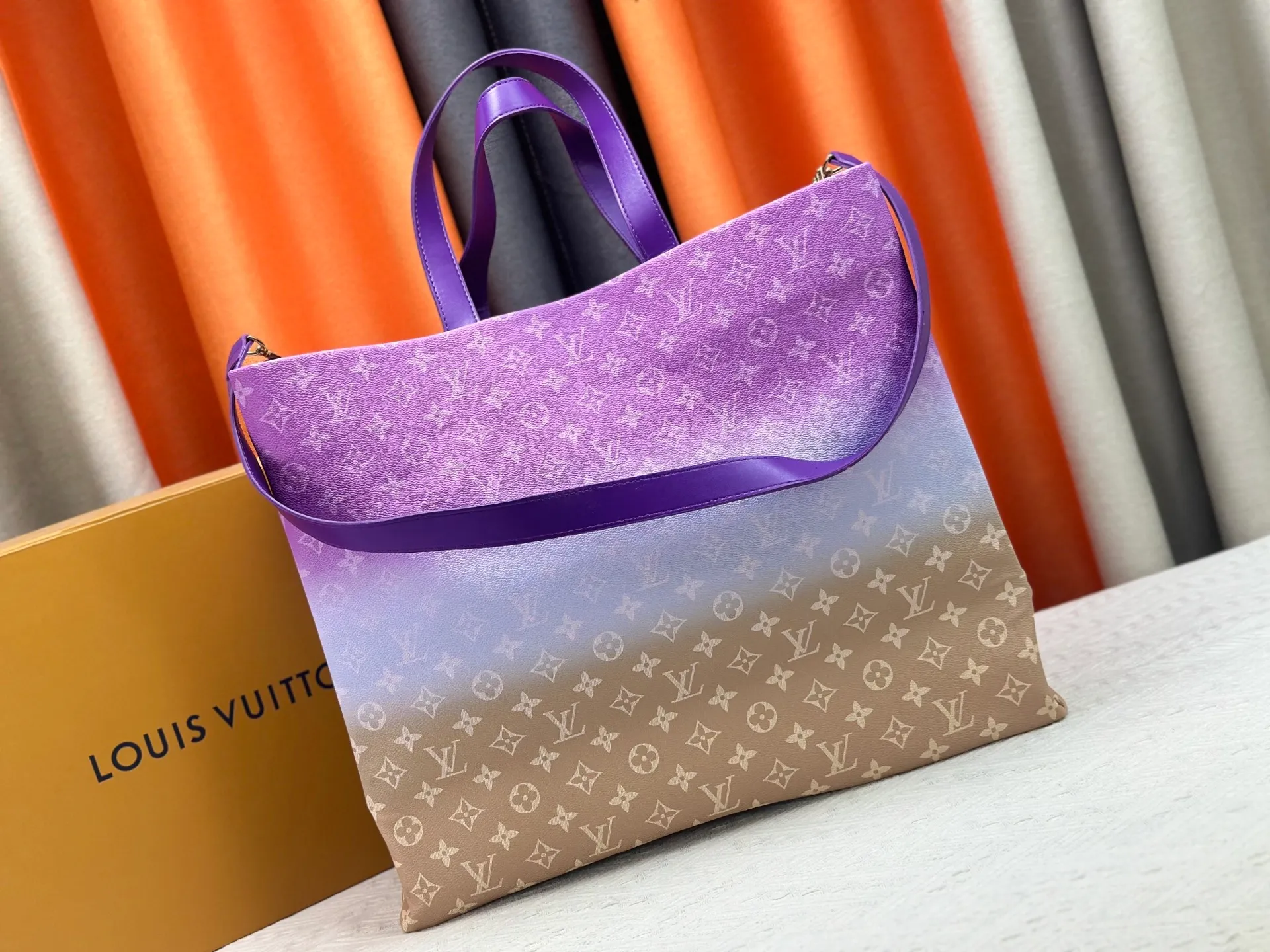P300 M24457 presbyopic plaid purple. Grass green pink black orange blue green gray presbyopia plaid black crocodile pattern orange crocodile pattern 13 colors ✔️ This medium Shopper handbag draws inspiration from Louis Vuitton shopping bags, with the words Louis Vuitton and Maison Fondée En 1854 written on soft cow leather, with a top handle and a detachable shoulder strap. Dimensions: 42x34x16cm