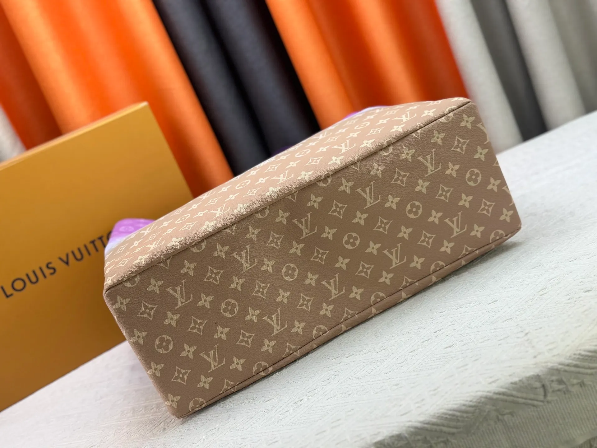 P300 M24457 presbyopic plaid purple. Grass green pink black orange blue green gray presbyopia plaid black crocodile pattern orange crocodile pattern 13 colors ✔️ This medium Shopper handbag draws inspiration from Louis Vuitton shopping bags, with the words Louis Vuitton and Maison Fondée En 1854 written on soft cow leather, with a top handle and a detachable shoulder strap. Dimensions: 42x34x16cm