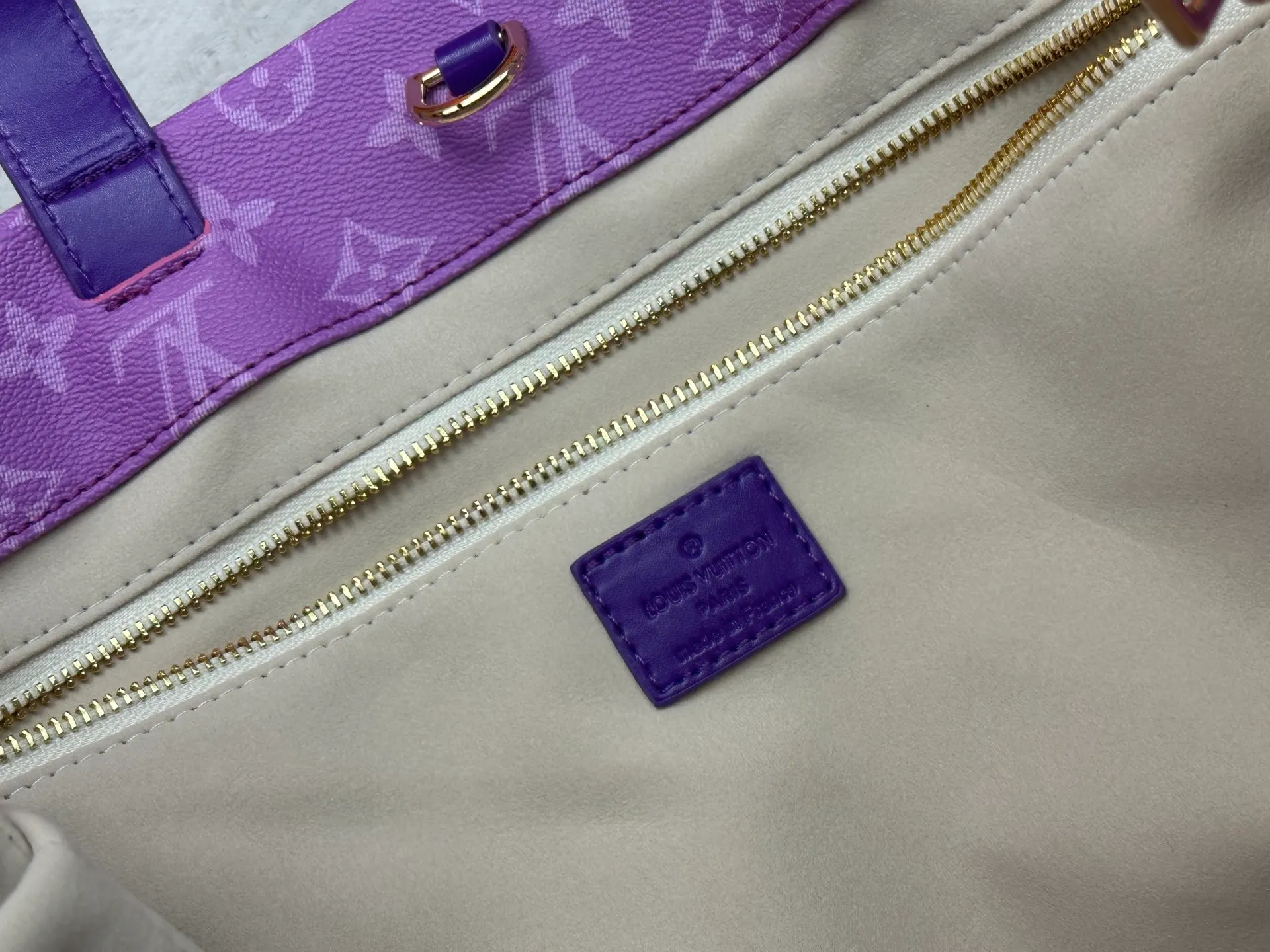 P300 M24457 presbyopic plaid purple. Grass green pink black orange blue green gray presbyopia plaid black crocodile pattern orange crocodile pattern 13 colors ✔️ This medium Shopper handbag draws inspiration from Louis Vuitton shopping bags, with the words Louis Vuitton and Maison Fondée En 1854 written on soft cow leather, with a top handle and a detachable shoulder strap. Dimensions: 42x34x16cm