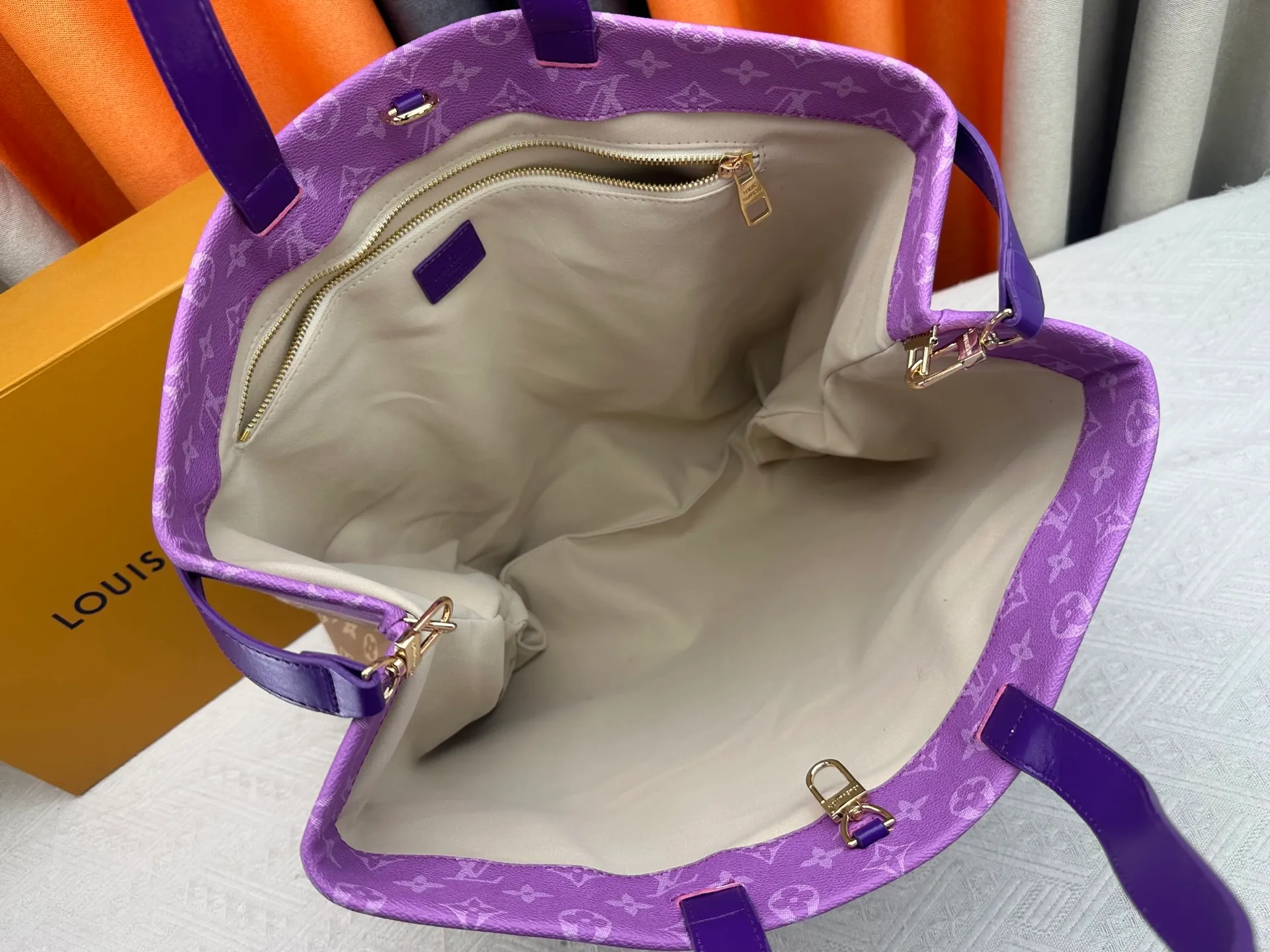 P300 M24457 presbyopic plaid purple. Grass green pink black orange blue green gray presbyopia plaid black crocodile pattern orange crocodile pattern 13 colors ✔️ This medium Shopper handbag draws inspiration from Louis Vuitton shopping bags, with the words Louis Vuitton and Maison Fondée En 1854 written on soft cow leather, with a top handle and a detachable shoulder strap. Dimensions: 42x34x16cm