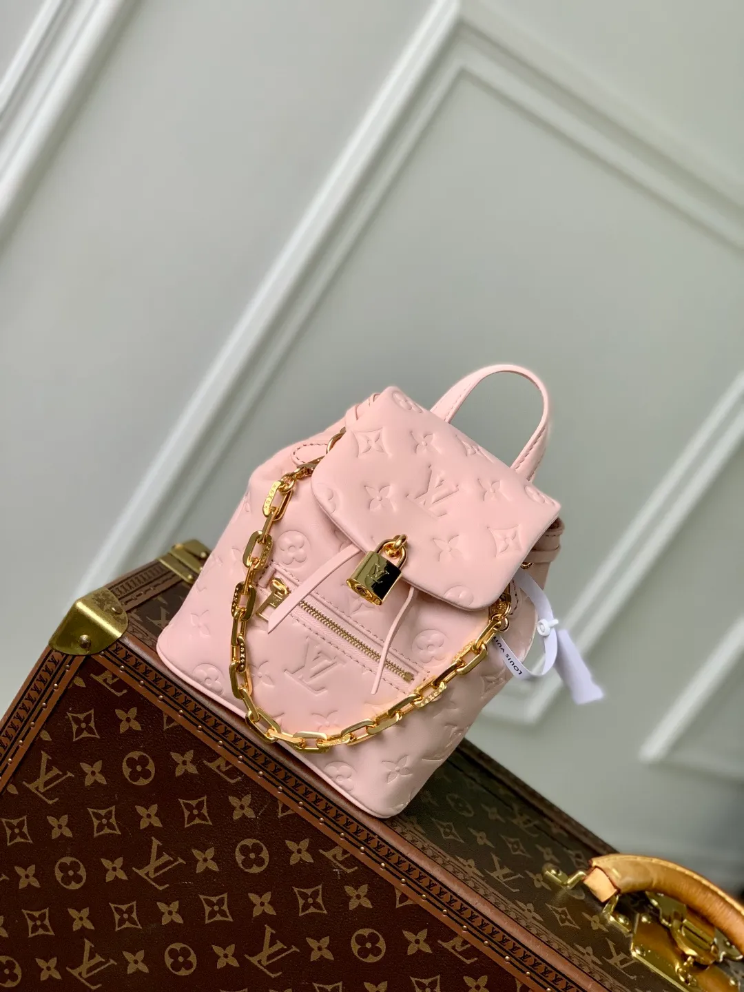 💰1100 (top layer leather) top original single M13389, 13387 pink Coussin Backpack mini handbag is made of Monogram leather with a lightweight structure and a detachable Coussin chain. The sleek metal LV padlock ensures your everyday needs are secure and can be worn on the shoulder, on the shoulder or in the hand. 20 x 7.5 x 15 cm (height x width x length)