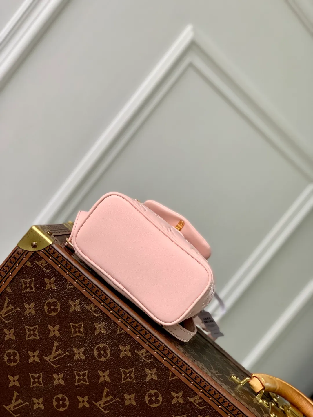 💰1100 (top layer leather) top original single M13389, 13387 pink Coussin Backpack mini handbag is made of Monogram leather with a lightweight structure and a detachable Coussin chain. The sleek metal LV padlock ensures your everyday needs are secure and can be worn on the shoulder, on the shoulder or in the hand. 20 x 7.5 x 15 cm (height x width x length)