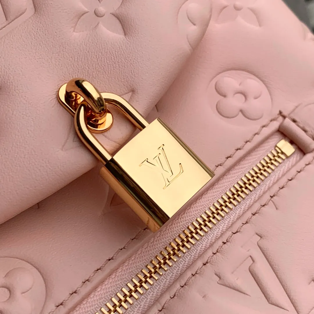 💰1100 (top layer leather) top original single M13389, 13387 pink Coussin Backpack mini handbag is made of Monogram leather with a lightweight structure and a detachable Coussin chain. The sleek metal LV padlock ensures your everyday needs are secure and can be worn on the shoulder, on the shoulder or in the hand. 20 x 7.5 x 15 cm (height x width x length)
