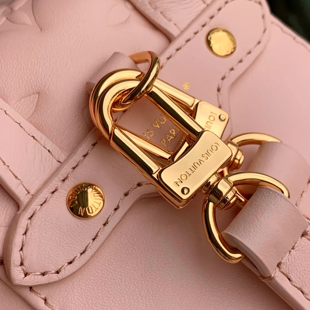💰1100 (top layer leather) top original single M13389, 13387 pink Coussin Backpack mini handbag is made of Monogram leather with a lightweight structure and a detachable Coussin chain. The sleek metal LV padlock ensures your everyday needs are secure and can be worn on the shoulder, on the shoulder or in the hand. 20 x 7.5 x 15 cm (height x width x length)