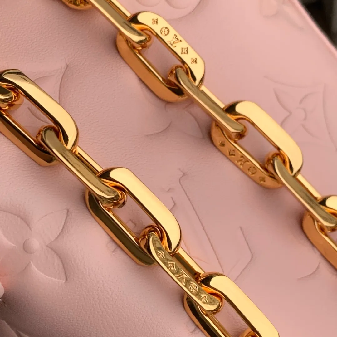 💰1100 (top layer leather) top original single M13389, 13387 pink Coussin Backpack mini handbag is made of Monogram leather with a lightweight structure and a detachable Coussin chain. The sleek metal LV padlock ensures your everyday needs are secure and can be worn on the shoulder, on the shoulder or in the hand. 20 x 7.5 x 15 cm (height x width x length)