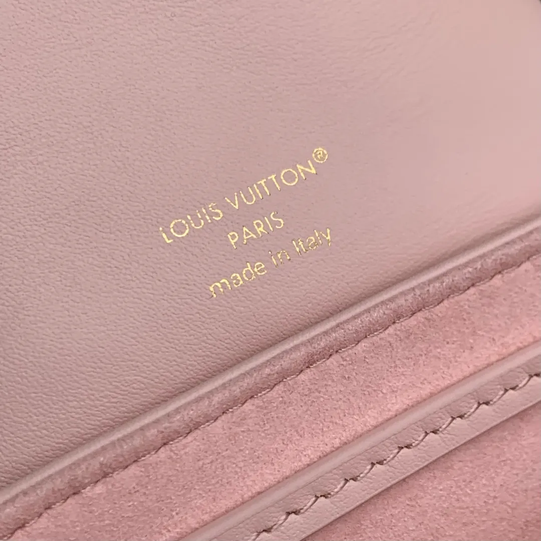 💰1100 (top layer leather) top original single M13389, 13387 pink Coussin Backpack mini handbag is made of Monogram leather with a lightweight structure and a detachable Coussin chain. The sleek metal LV padlock ensures your everyday needs are secure and can be worn on the shoulder, on the shoulder or in the hand. 20 x 7.5 x 15 cm (height x width x length)