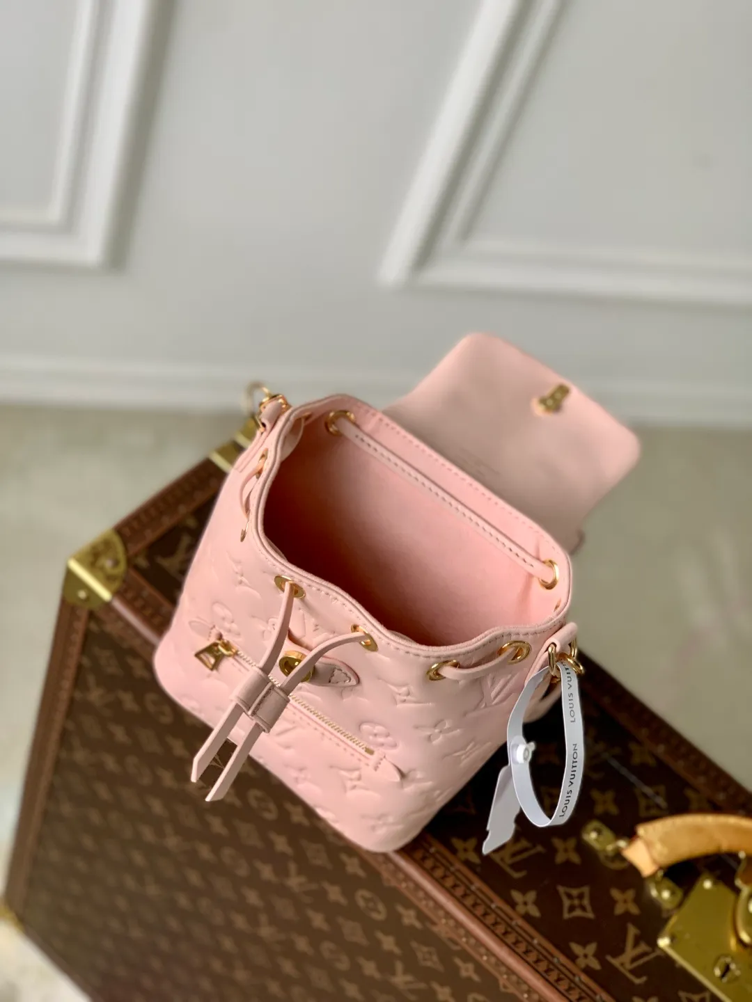 💰1100 (top layer leather) top original single M13389, 13387 pink Coussin Backpack mini handbag is made of Monogram leather with a lightweight structure and a detachable Coussin chain. The sleek metal LV padlock ensures your everyday needs are secure and can be worn on the shoulder, on the shoulder or in the hand. 20 x 7.5 x 15 cm (height x width x length)