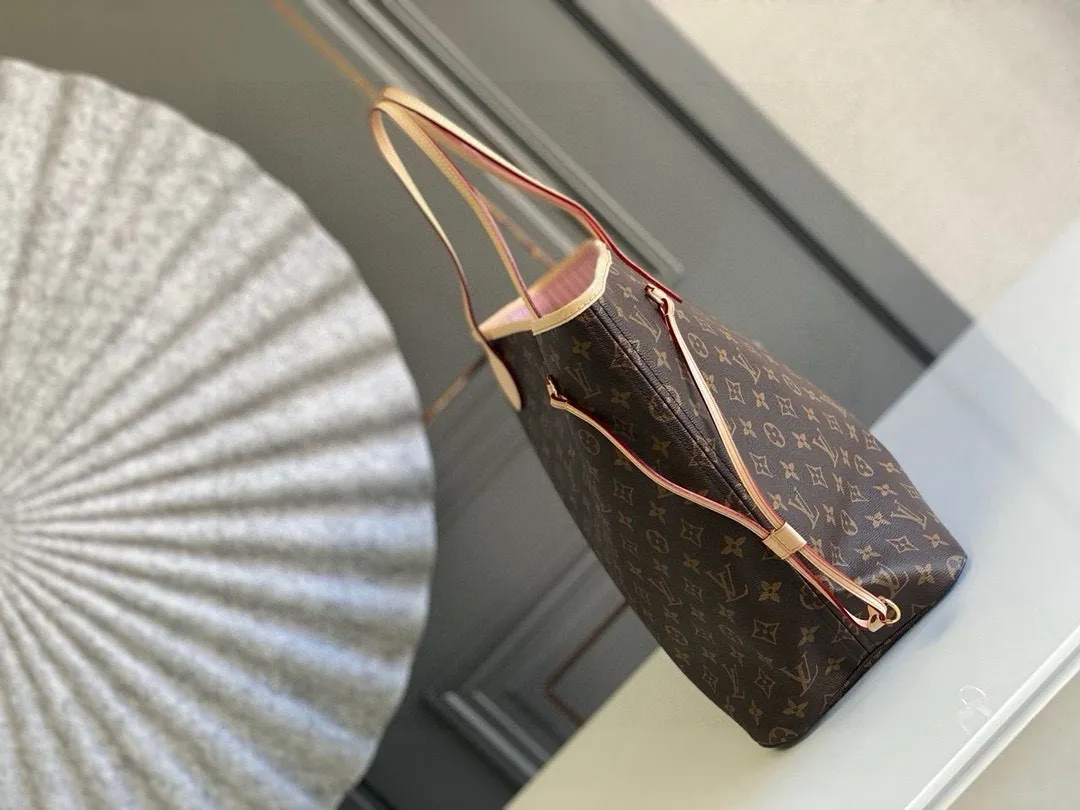 💰800 (large steel nails) top original order M50367NEVERFULL large handbag Neverfull is a new interpretation of the classic handbag and explores the exquisite details inside the bag. Redesigned interior pockets feature fresh fabric linings and vintage details inspired by the Louis Vuitton archives, most notably the detachable zippered clutch, which can be used as a sophisticated clutch on its own or as an additional pocket. Bright lining tones add a more lively feel to Monogram's classic canvas. Detailed features 39 x 32 x 19 cm (Length x Height x Width) Redesigned interior pocket with details inspired by the Louis Vuitton archives Pockets lined with linen fabric Removable zippered clutch with tonal interior pocket Natural cowhide leather trim Shiny gold-tone hardware Handles: double handles