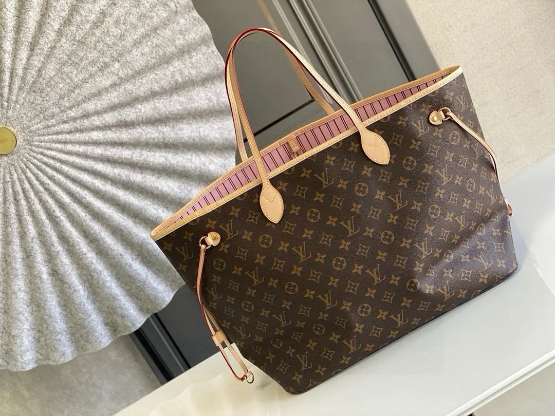 💰800 (large steel nails) top original order M50367NEVERFULL large handbag Neverfull is a new interpretation of the classic handbag and explores the exquisite details inside the bag. Redesigned interior pockets feature fresh fabric linings and vintage details inspired by the Louis Vuitton archives, most notably the detachable zippered clutch, which can be used as a sophisticated clutch on its own or as an additional pocket. Bright lining tones add a more lively feel to Monogram's classic canvas. Detailed features 39 x 32 x 19 cm (Length x Height x Width) Redesigned interior pocket with details inspired by the Louis Vuitton archives Pockets lined with linen fabric Removable zippered clutch with tonal interior pocket Natural cowhide leather trim Shiny gold-tone hardware Handles: double handles