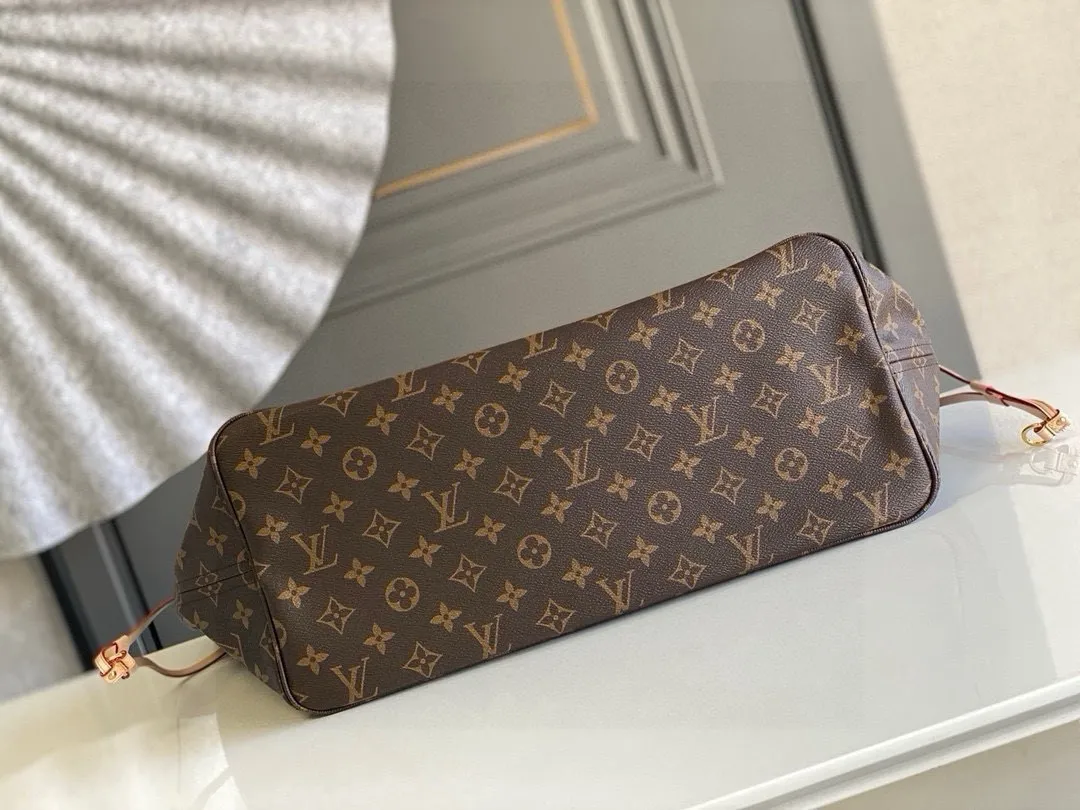 💰800 (large steel nails) top original order M50367NEVERFULL large handbag Neverfull is a new interpretation of the classic handbag and explores the exquisite details inside the bag. Redesigned interior pockets feature fresh fabric linings and vintage details inspired by the Louis Vuitton archives, most notably the detachable zippered clutch, which can be used as a sophisticated clutch on its own or as an additional pocket. Bright lining tones add a more lively feel to Monogram's classic canvas. Detailed features 39 x 32 x 19 cm (Length x Height x Width) Redesigned interior pocket with details inspired by the Louis Vuitton archives Pockets lined with linen fabric Removable zippered clutch with tonal interior pocket Natural cowhide leather trim Shiny gold-tone hardware Handles: double handles