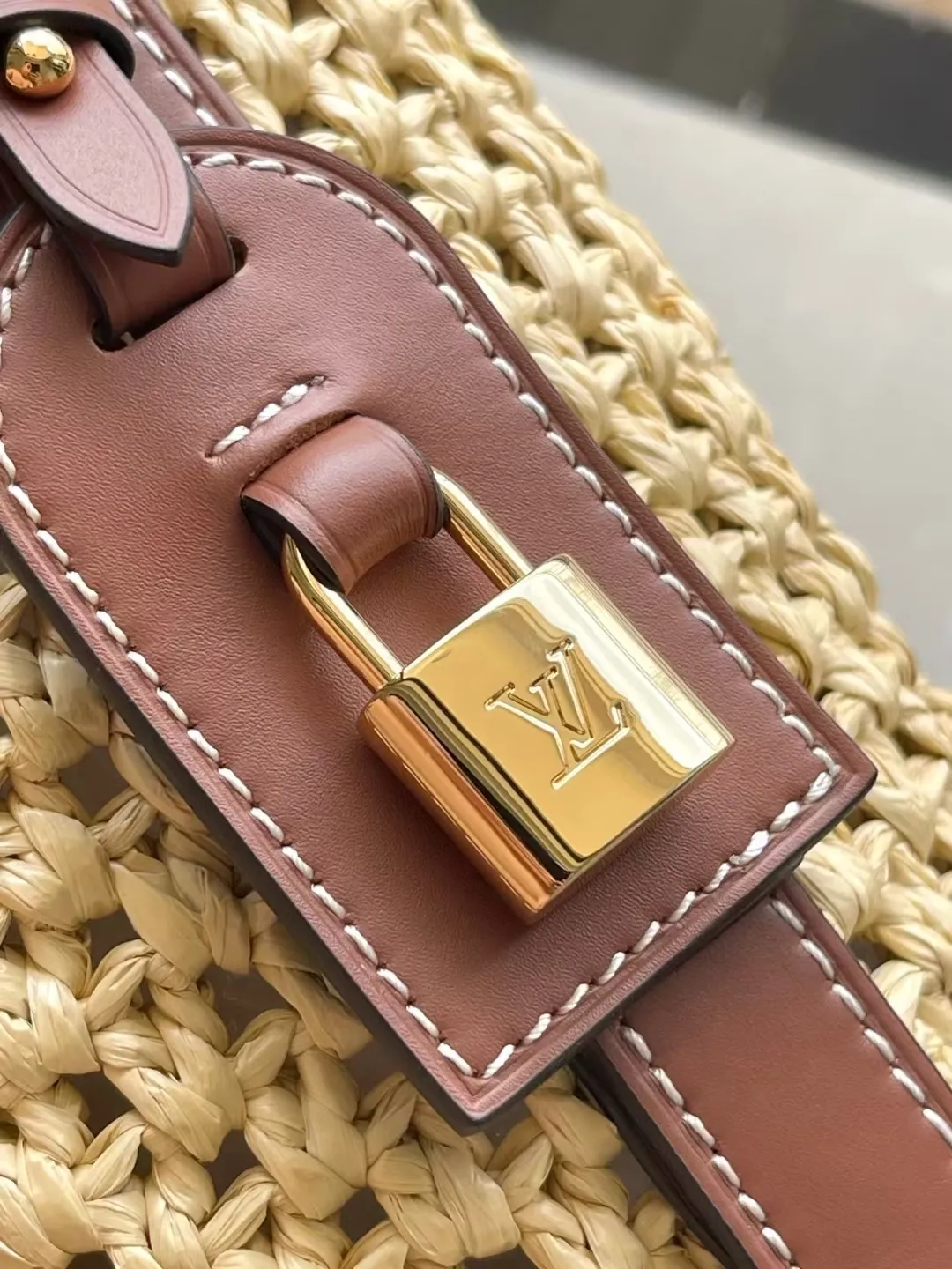 💰1220 Top original order M14217 This AllInBB handbag interprets the holiday style with the leisurely style of the south of France, once again confirming the brand's exquisite craftsmanship. The raffia bag body is integrated with leather elements such as iconic brand names, and the bright padlock is the perfect detail. The lightweight structure makes it a perfect storage choice for beach time and various occasions. Dimensions: 16 × 18 × 12 cm