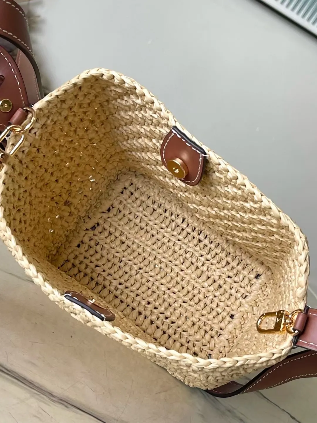 💰1220 Top original order M14217 This AllInBB handbag interprets the holiday style with the leisurely style of the south of France, once again confirming the brand's exquisite craftsmanship. The raffia bag body is integrated with leather elements such as iconic brand names, and the bright padlock is the perfect detail. The lightweight structure makes it a perfect storage choice for beach time and various occasions. Dimensions: 16 × 18 × 12 cm