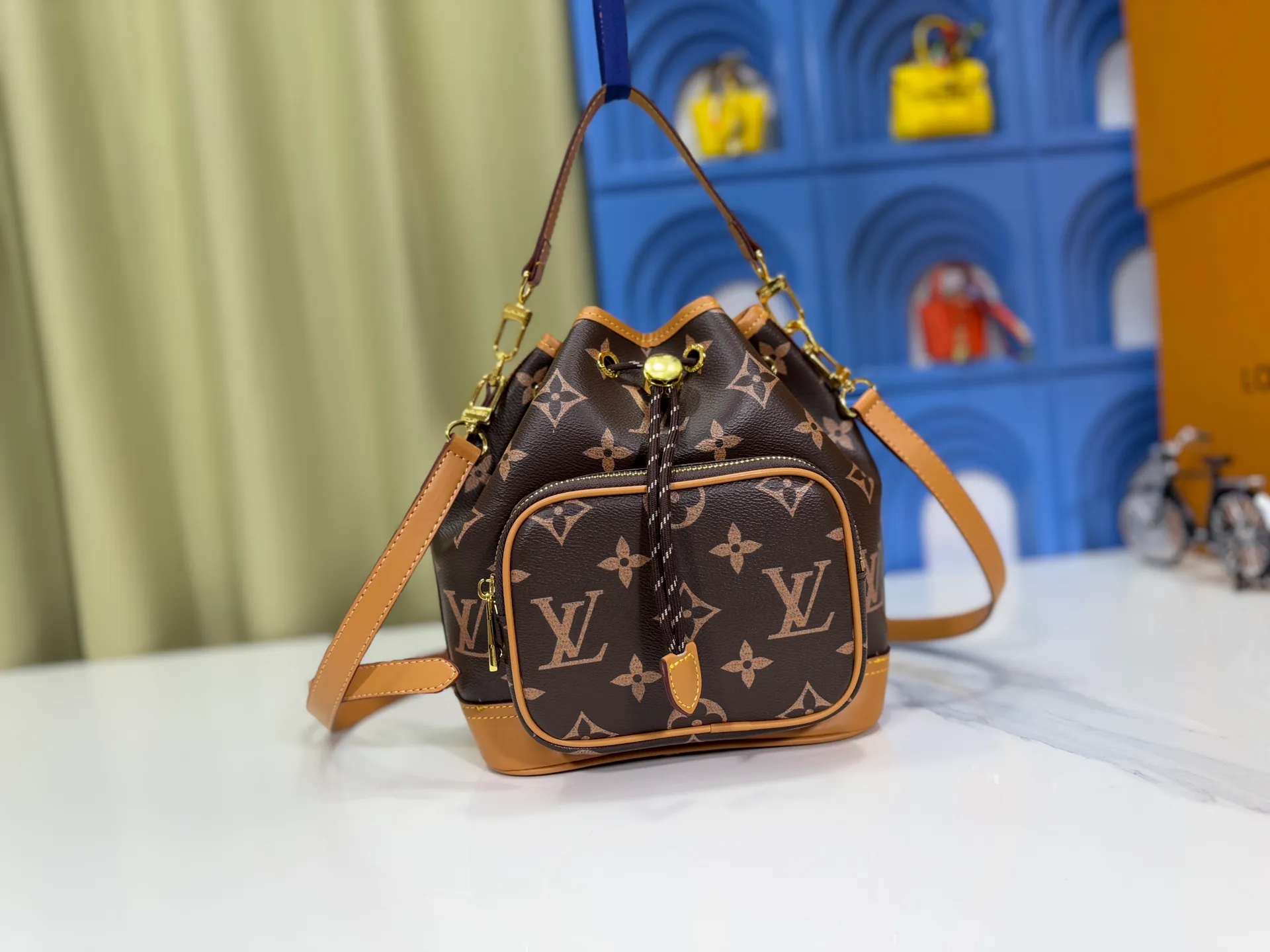 P240 Upgraded original M14199 M14017 Noe Cargo is a compact bucket bag made of glossy cow leather, showing a nylon-like technical sheen, and is lined with deep-toned fabric. Metal parts, including the LV letters attached to a ball chain, are the only color-coordinated elements on this monochromatic bag. Roomy front pocket inside. ·Cow leather trim fabric lined with hardware Drawstring and metal closure main compartment LV pendant zipper pull Pearl rivets Louis Vuitton Paris patch ·Zip front pocket Shoulder strap: Removable, adjustable strap Half length: 40.0 cm Small size: 24✘22✘16cm Large size: 28✘22✘16cm (H✘L✘W)