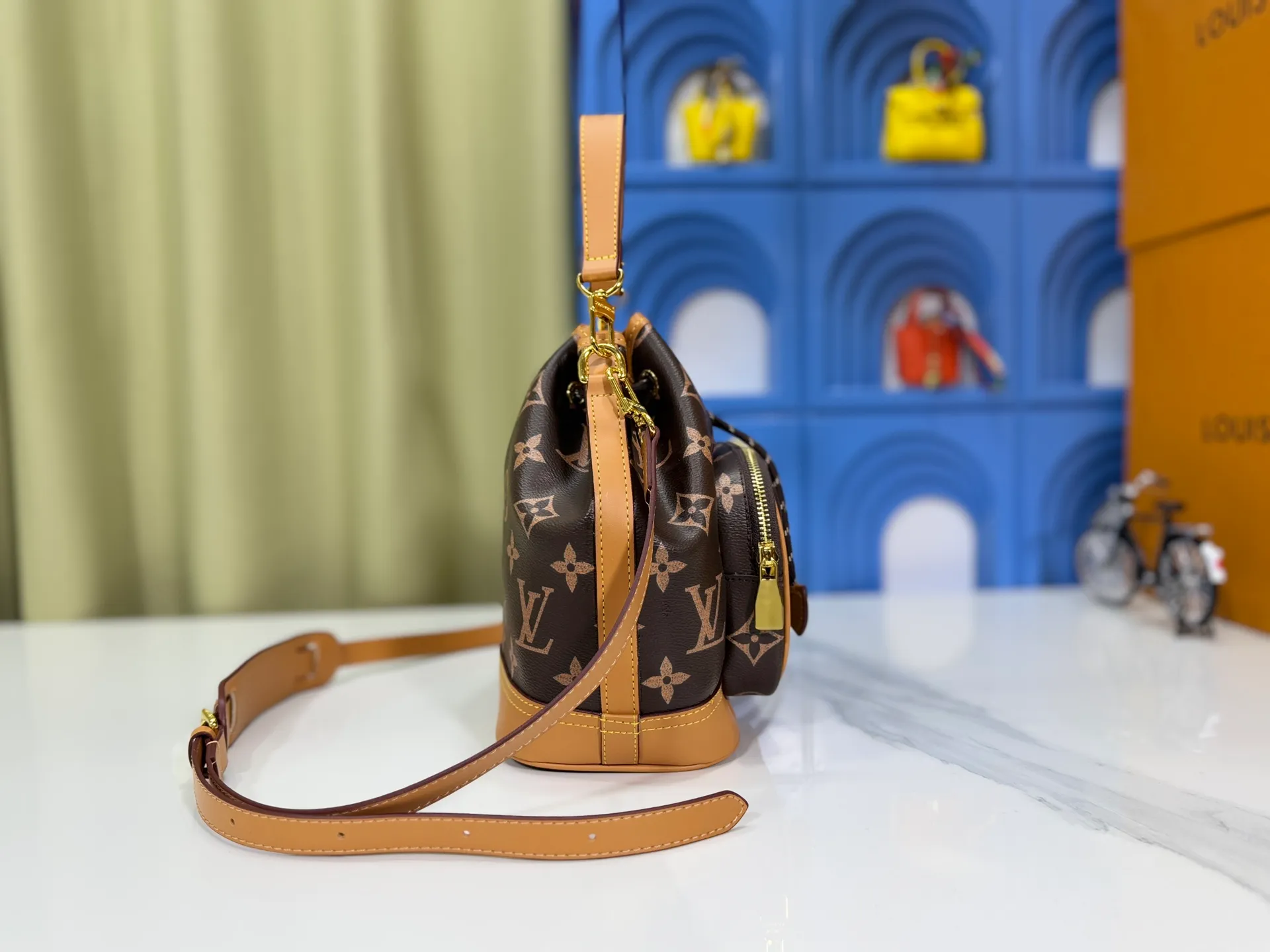 P240 Upgraded original M14199 M14017 Noe Cargo is a compact bucket bag made of glossy cow leather, showing a nylon-like technical sheen, and is lined with deep-toned fabric. Metal parts, including the LV letters attached to a ball chain, are the only color-coordinated elements on this monochromatic bag. Roomy front pocket inside. ·Cow leather trim fabric lined with hardware Drawstring and metal closure main compartment LV pendant zipper pull Pearl rivets Louis Vuitton Paris patch ·Zip front pocket Shoulder strap: Removable, adjustable strap Half length: 40.0 cm Small size: 24✘22✘16cm Large size: 28✘22✘16cm (H✘L✘W)