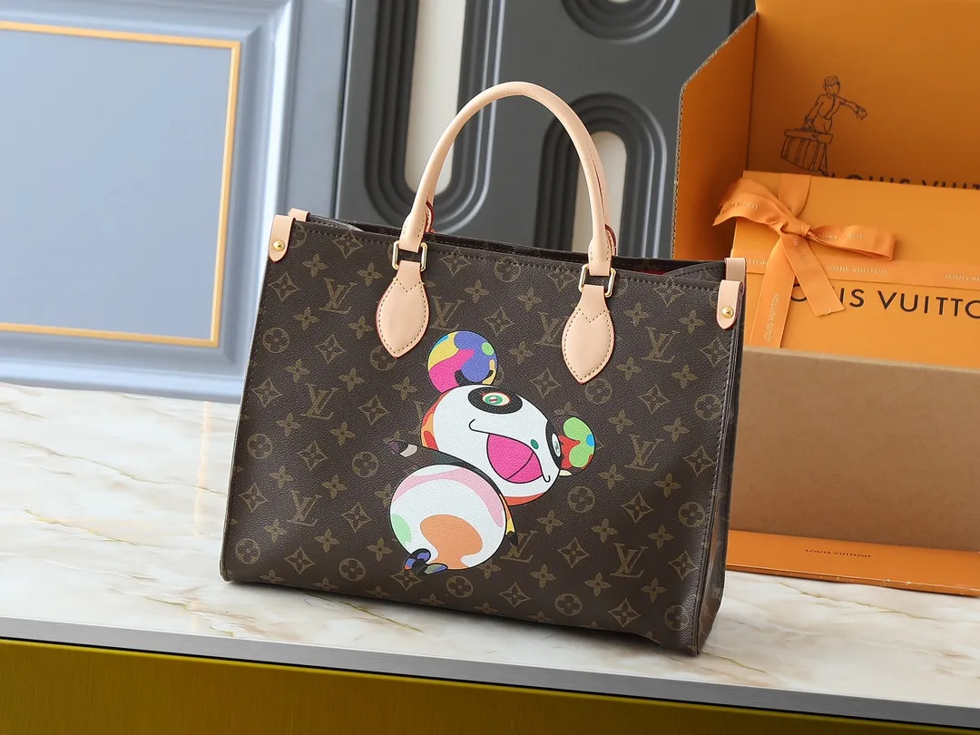 💰260💰Upgraded from the original M45321 M45039 M13668 M44571 Louis Vuitton x Murakami reissue series interprets the exquisite version of the OnTheGo handbag with playful touches. Monogram canvas and cow leather establish the brand's classic style, and Murakami's cute and cute panda image is transformed into front and back prints. The detachable and adjustable shoulder strap provides a variety of carrying options, and the zippered interior pocket keeps personal items safe and secure. Dimensions: 34.0 x 26.0 x 13.0 cm (length x height x width)