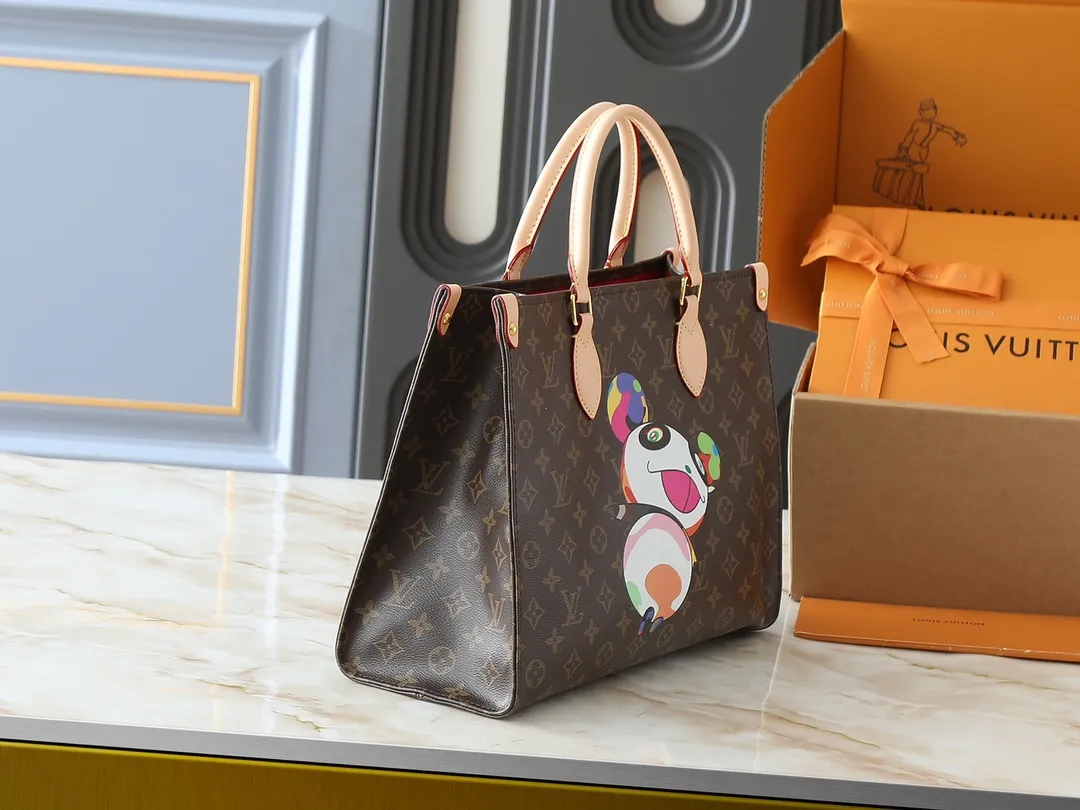 💰260💰Upgraded from the original M45321 M45039 M13668 M44571 Louis Vuitton x Murakami reissue series interprets the exquisite version of the OnTheGo handbag with playful touches. Monogram canvas and cow leather establish the brand's classic style, and Murakami's cute and cute panda image is transformed into front and back prints. The detachable and adjustable shoulder strap provides a variety of carrying options, and the zippered interior pocket keeps personal items safe and secure. Dimensions: 34.0 x 26.0 x 13.0 cm (length x height x width)