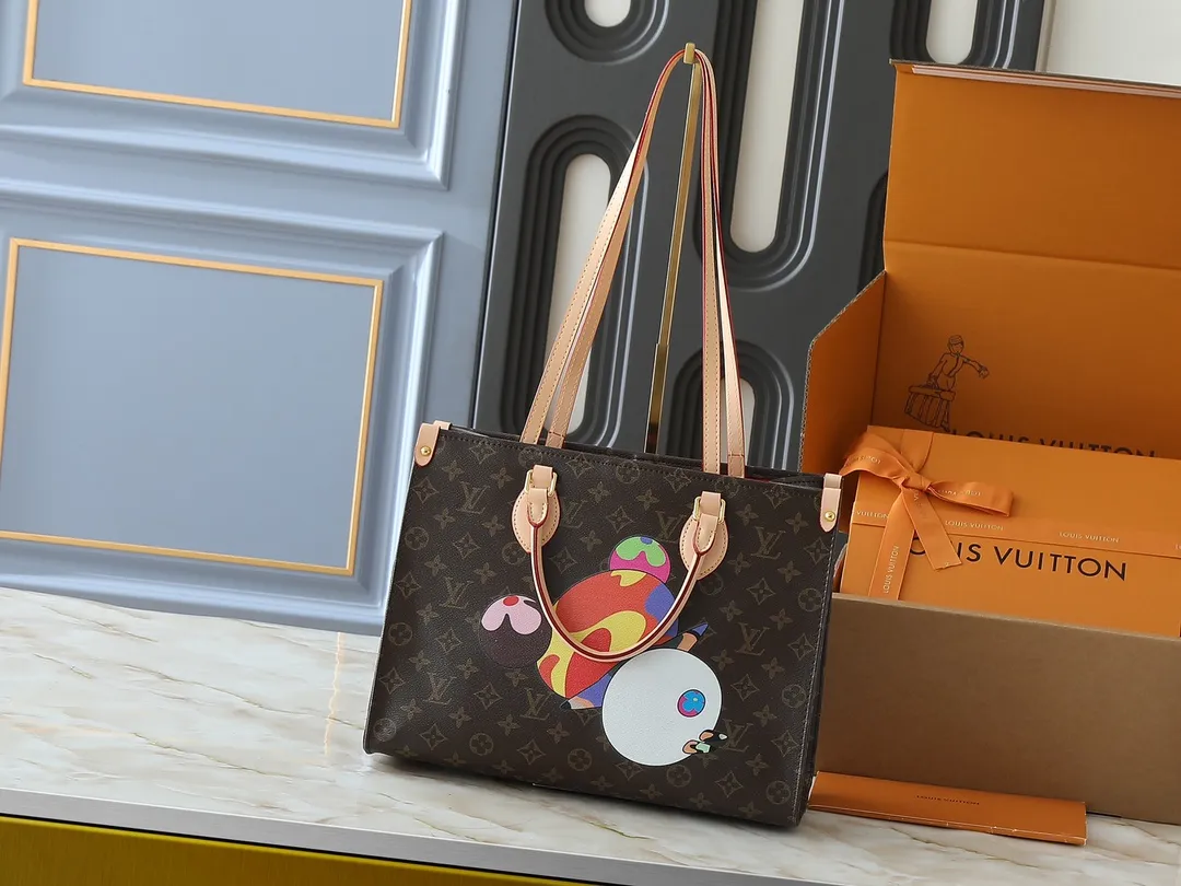 💰260💰Upgraded from the original M45321 M45039 M13668 M44571 Louis Vuitton x Murakami reissue series interprets the exquisite version of the OnTheGo handbag with playful touches. Monogram canvas and cow leather establish the brand's classic style, and Murakami's cute and cute panda image is transformed into front and back prints. The detachable and adjustable shoulder strap provides a variety of carrying options, and the zippered interior pocket keeps personal items safe and secure. Dimensions: 34.0 x 26.0 x 13.0 cm (length x height x width)