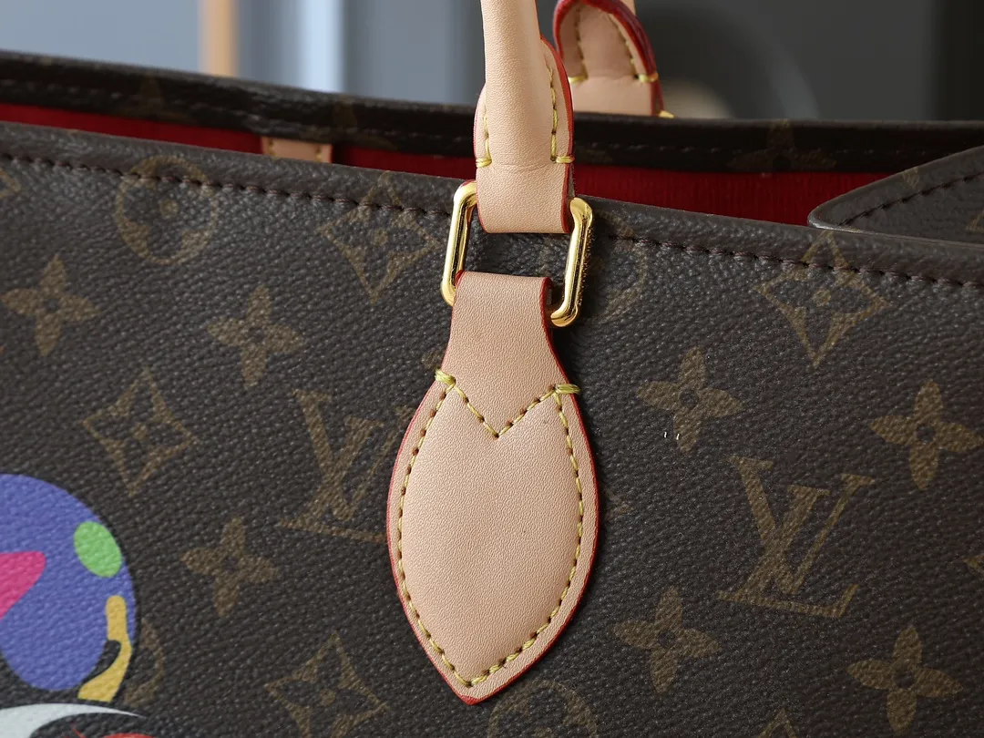 💰260💰Upgraded from the original M45321 M45039 M13668 M44571 Louis Vuitton x Murakami reissue series interprets the exquisite version of the OnTheGo handbag with playful touches. Monogram canvas and cow leather establish the brand's classic style, and Murakami's cute and cute panda image is transformed into front and back prints. The detachable and adjustable shoulder strap provides a variety of carrying options, and the zippered interior pocket keeps personal items safe and secure. Dimensions: 34.0 x 26.0 x 13.0 cm (length x height x width)