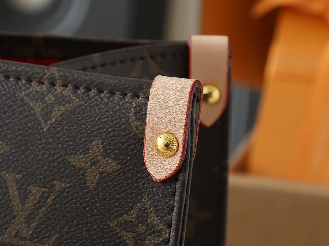 💰260💰Upgraded from the original M45321 M45039 M13668 M44571 Louis Vuitton x Murakami reissue series interprets the exquisite version of the OnTheGo handbag with playful touches. Monogram canvas and cow leather establish the brand's classic style, and Murakami's cute and cute panda image is transformed into front and back prints. The detachable and adjustable shoulder strap provides a variety of carrying options, and the zippered interior pocket keeps personal items safe and secure. Dimensions: 34.0 x 26.0 x 13.0 cm (length x height x width)