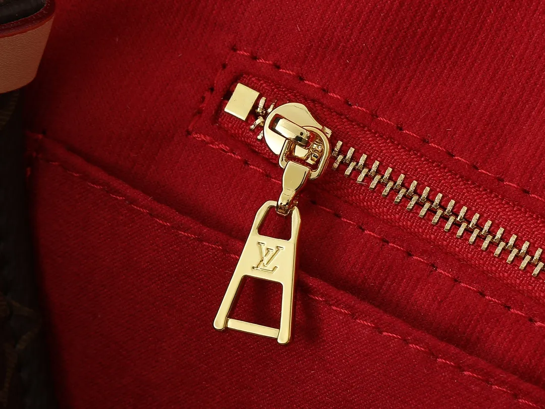 💰260💰Upgraded from the original M45321 M45039 M13668 M44571 Louis Vuitton x Murakami reissue series interprets the exquisite version of the OnTheGo handbag with playful touches. Monogram canvas and cow leather establish the brand's classic style, and Murakami's cute and cute panda image is transformed into front and back prints. The detachable and adjustable shoulder strap provides a variety of carrying options, and the zippered interior pocket keeps personal items safe and secure. Dimensions: 34.0 x 26.0 x 13.0 cm (length x height x width)
