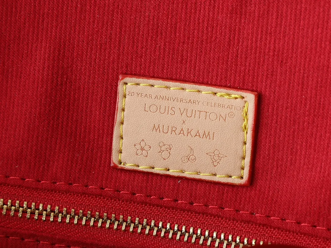 💰260💰Upgraded from the original M45321 M45039 M13668 M44571 Louis Vuitton x Murakami reissue series interprets the exquisite version of the OnTheGo handbag with playful touches. Monogram canvas and cow leather establish the brand's classic style, and Murakami's cute and cute panda image is transformed into front and back prints. The detachable and adjustable shoulder strap provides a variety of carrying options, and the zippered interior pocket keeps personal items safe and secure. Dimensions: 34.0 x 26.0 x 13.0 cm (length x height x width)