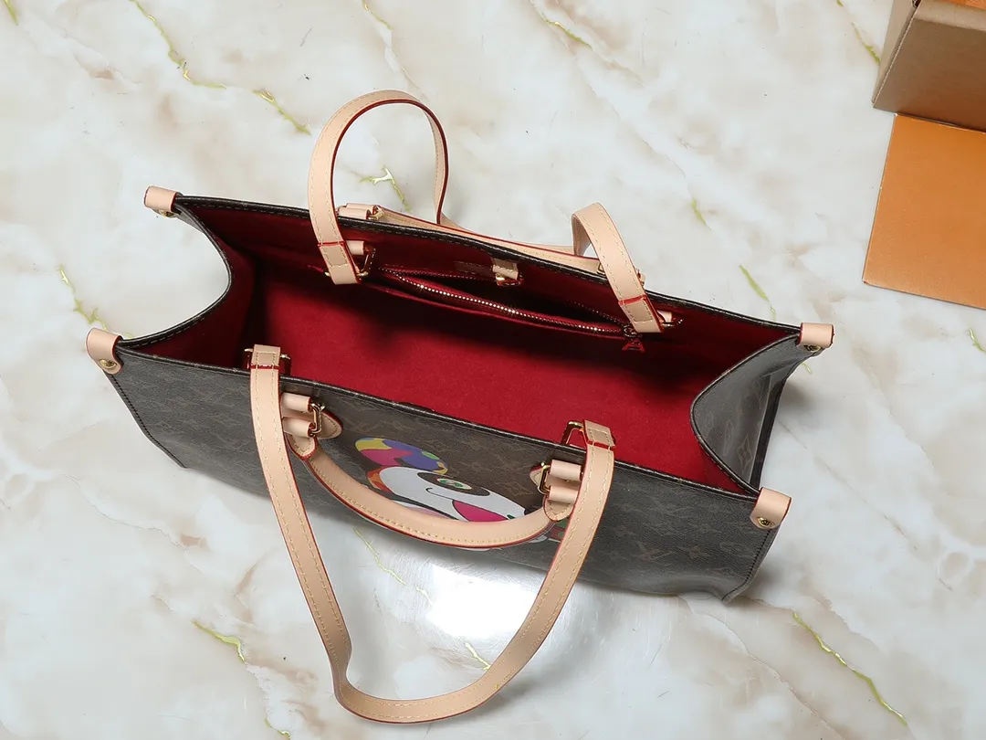 💰260💰Upgraded from the original M45321 M45039 M13668 M44571 Louis Vuitton x Murakami reissue series interprets the exquisite version of the OnTheGo handbag with playful touches. Monogram canvas and cow leather establish the brand's classic style, and Murakami's cute and cute panda image is transformed into front and back prints. The detachable and adjustable shoulder strap provides a variety of carrying options, and the zippered interior pocket keeps personal items safe and secure. Dimensions: 34.0 x 26.0 x 13.0 cm (length x height x width)