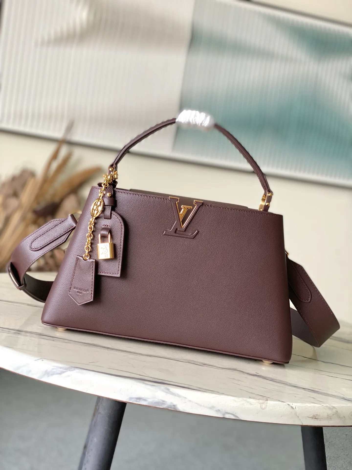 💰2600 "Special Grade Original Leather" M12927 This medium-sized Capucines Souple handbag gives the shiny cow leather a wrinkled effect, creating a visual contrast with the dazzling metal parts. The exquisite key bag continues the iconic touch, and the detachable flower-shaped double-plated chain shows off the Gothic style. Plenty of space to store daily necessities, and can be carried by hand or on the shoulder. Dimensions: 33 × 24 × 12 cm
