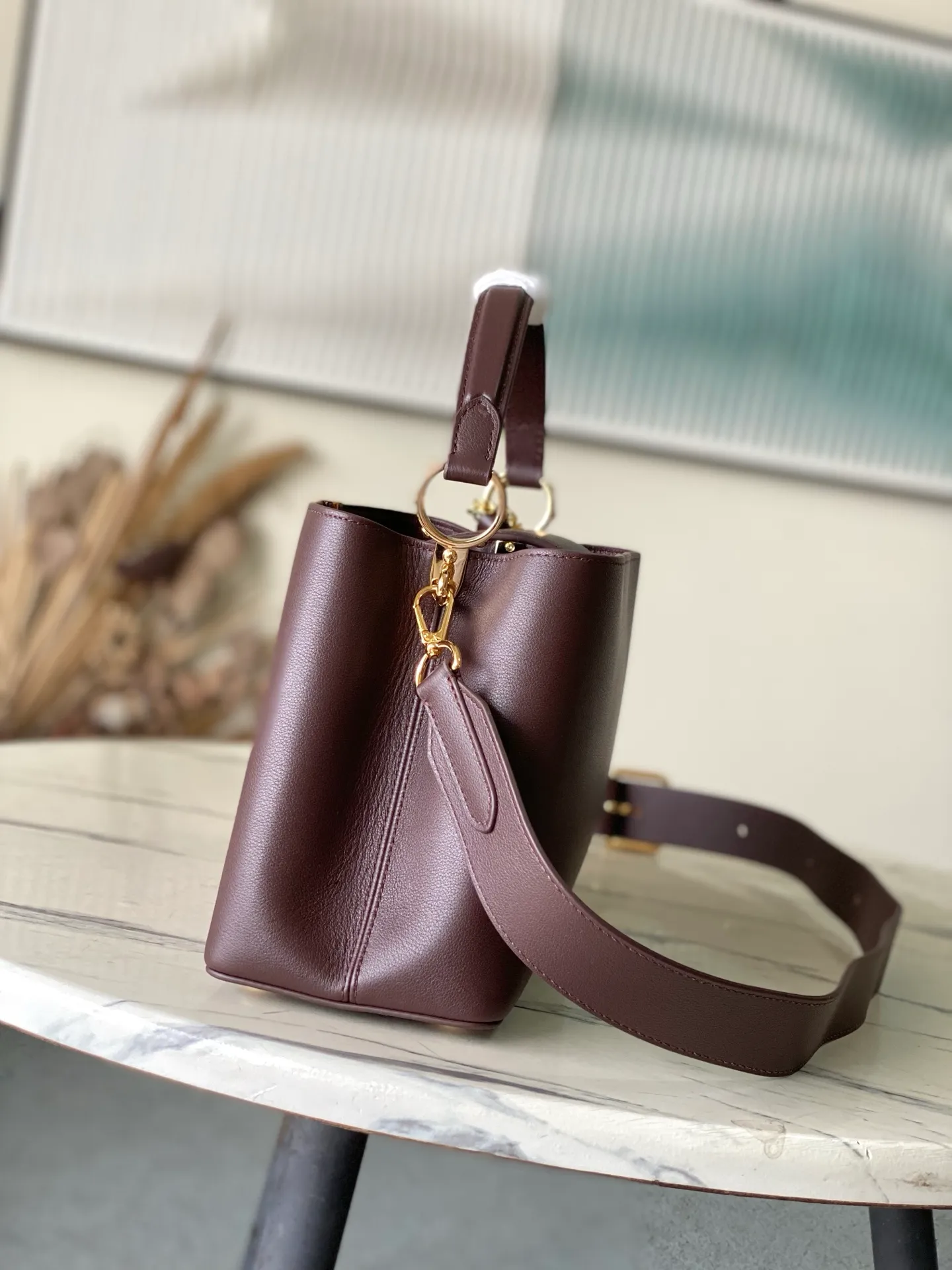 💰2600 "Special Grade Original Leather" M12927 This medium-sized Capucines Souple handbag gives the shiny cow leather a wrinkled effect, creating a visual contrast with the dazzling metal parts. The exquisite key bag continues the iconic touch, and the detachable flower-shaped double-plated chain shows off the Gothic style. Plenty of space to store daily necessities, and can be carried by hand or on the shoulder. Dimensions: 33 × 24 × 12 cm