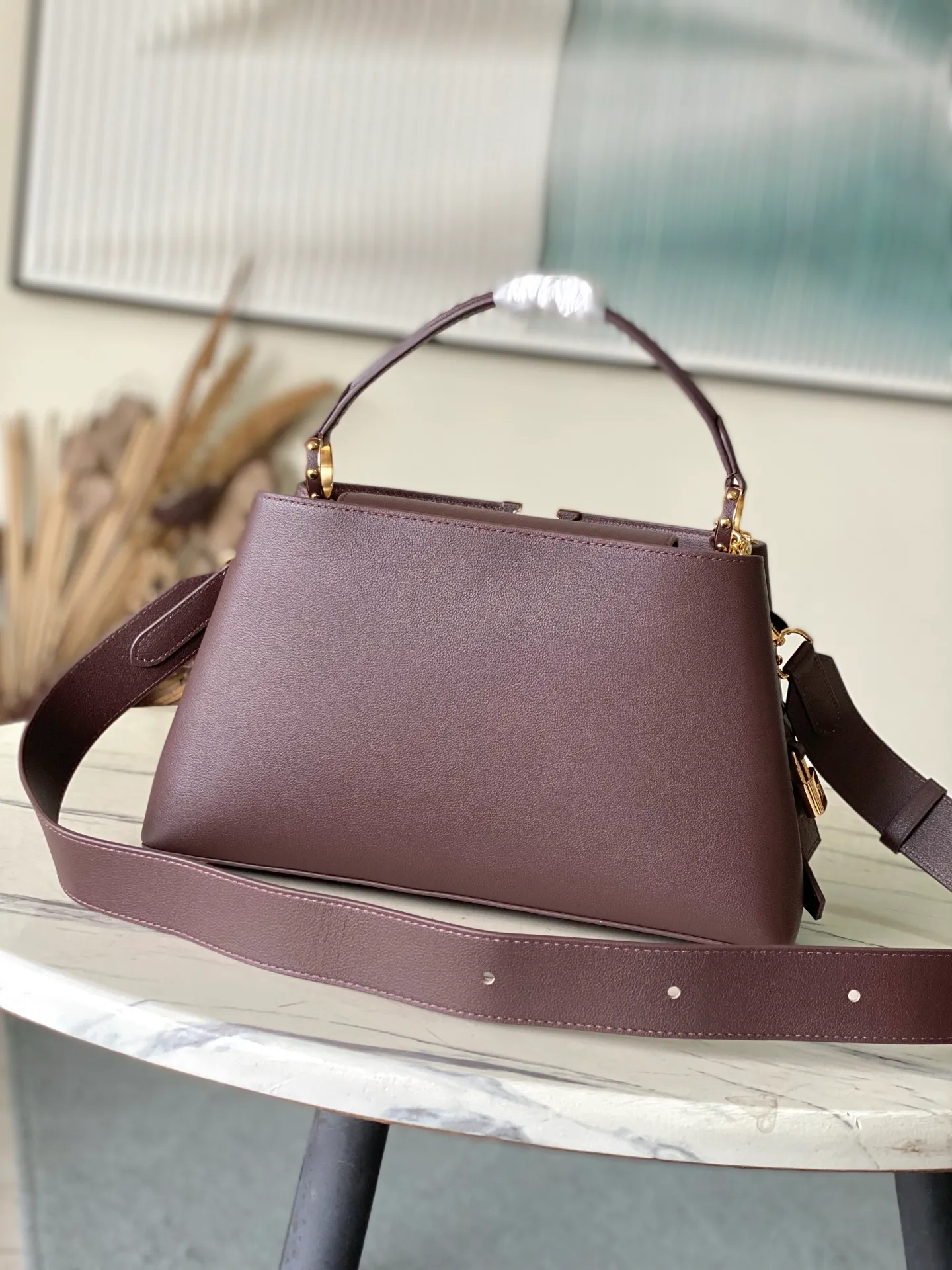 💰2600 "Special Grade Original Leather" M12927 This medium-sized Capucines Souple handbag gives the shiny cow leather a wrinkled effect, creating a visual contrast with the dazzling metal parts. The exquisite key bag continues the iconic touch, and the detachable flower-shaped double-plated chain shows off the Gothic style. Plenty of space to store daily necessities, and can be carried by hand or on the shoulder. Dimensions: 33 × 24 × 12 cm