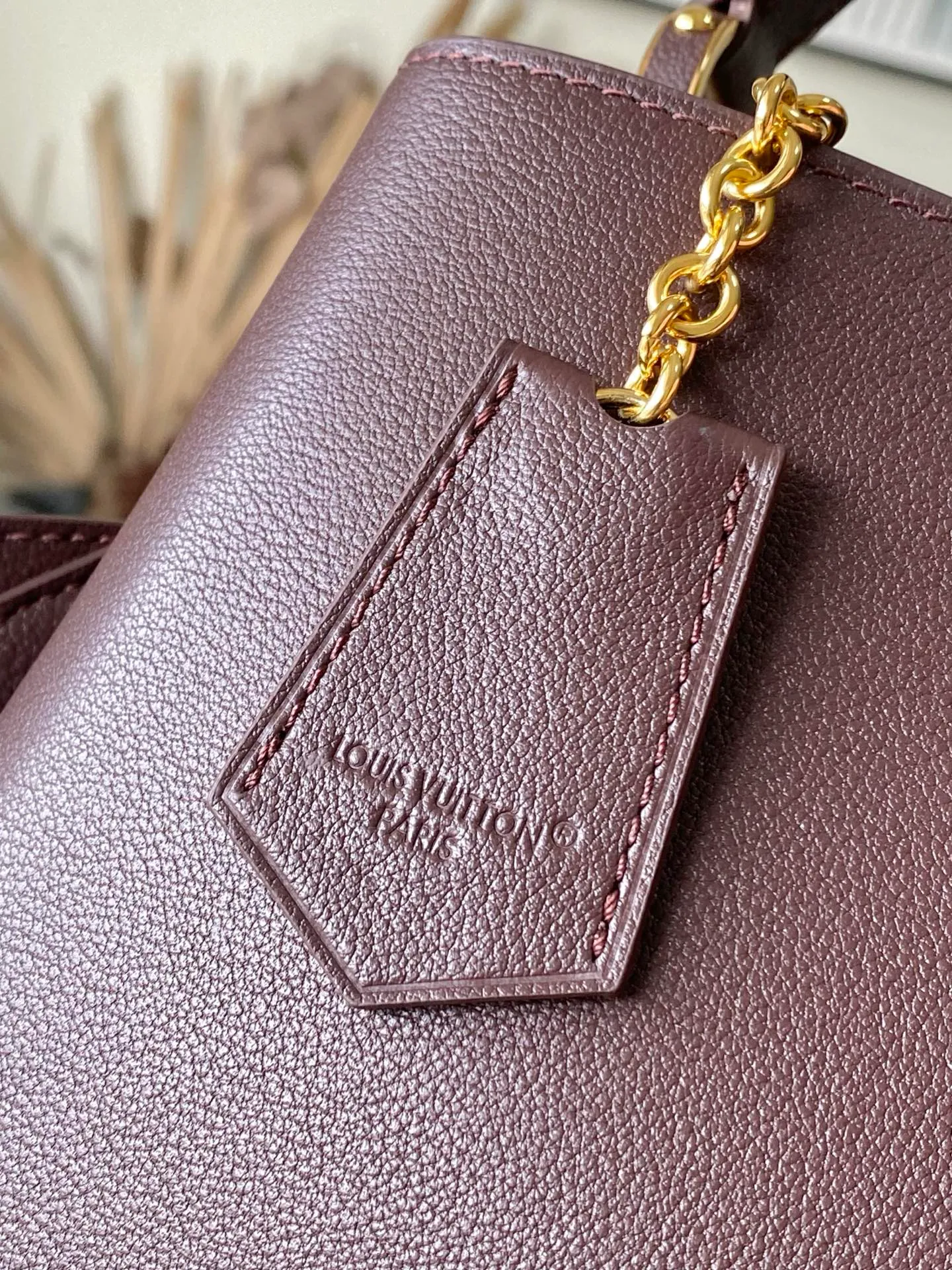 💰2600 "Special Grade Original Leather" M12927 This medium-sized Capucines Souple handbag gives the shiny cow leather a wrinkled effect, creating a visual contrast with the dazzling metal parts. The exquisite key bag continues the iconic touch, and the detachable flower-shaped double-plated chain shows off the Gothic style. Plenty of space to store daily necessities, and can be carried by hand or on the shoulder. Dimensions: 33 × 24 × 12 cm