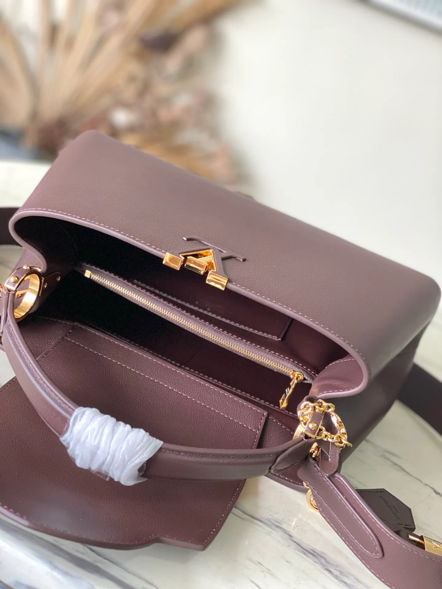 💰2600 "Special Grade Original Leather" M12927 This medium-sized Capucines Souple handbag gives the shiny cow leather a wrinkled effect, creating a visual contrast with the dazzling metal parts. The exquisite key bag continues the iconic touch, and the detachable flower-shaped double-plated chain shows off the Gothic style. Plenty of space to store daily necessities, and can be carried by hand or on the shoulder. Dimensions: 33 × 24 × 12 cm