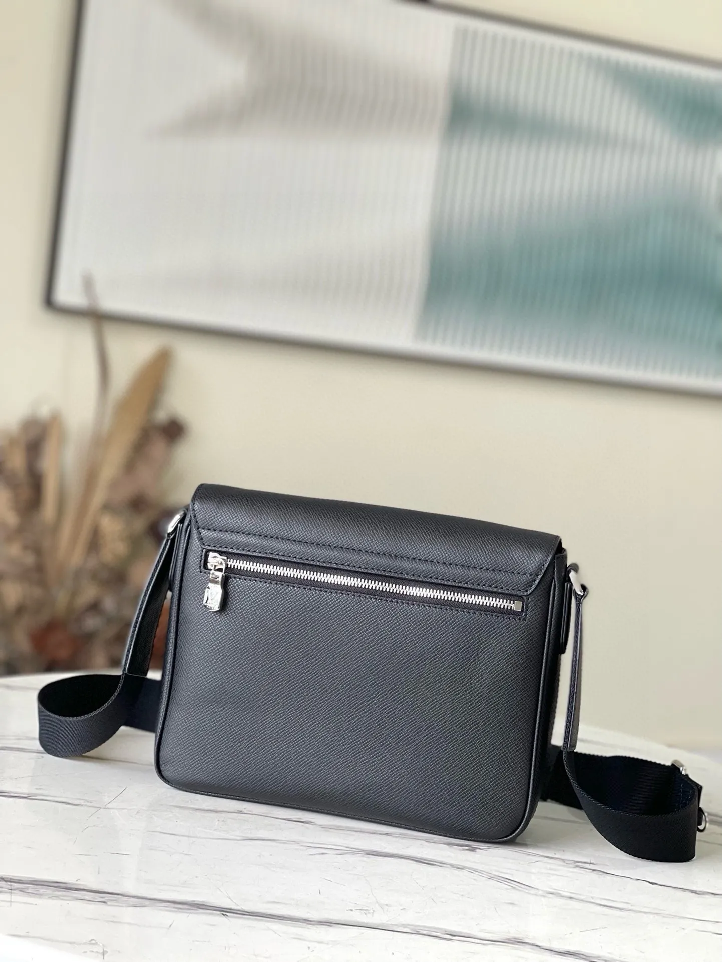 💰1020 (first-grain leather) top-quality original M30850 black. This District small messenger bag is made of dark-dyed Taïga leather. It is equipped with a zippered back pocket. Its square shape and suitable size make it an everyday choice. Adjustable shoulder strap for shoulder or cross-body wear, D-ring for hanging keys or wallet Dimensions 26 x 20 x 7 cm (length x height x width)