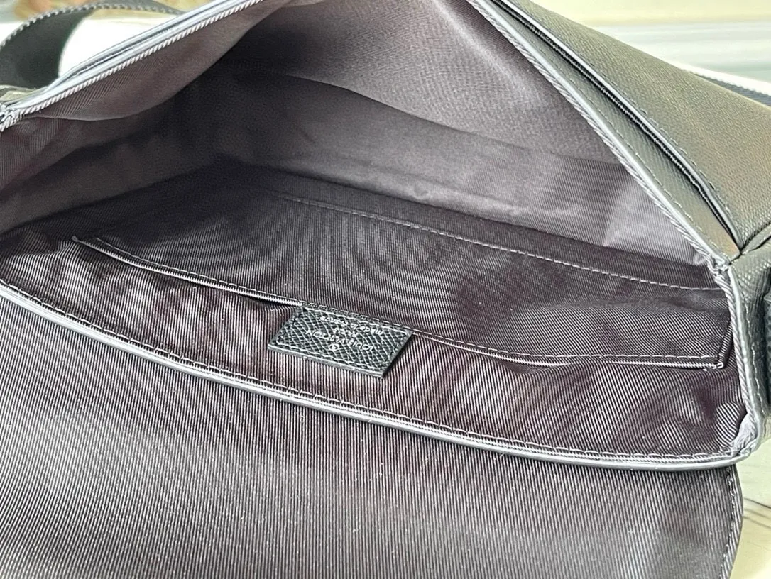 💰1020 (first-grain leather) top-quality original M30850 black. This District small messenger bag is made of dark-dyed Taïga leather. It is equipped with a zippered back pocket. Its square shape and suitable size make it an everyday choice. Adjustable shoulder strap for shoulder or cross-body wear, D-ring for hanging keys or wallet Dimensions 26 x 20 x 7 cm (length x height x width)