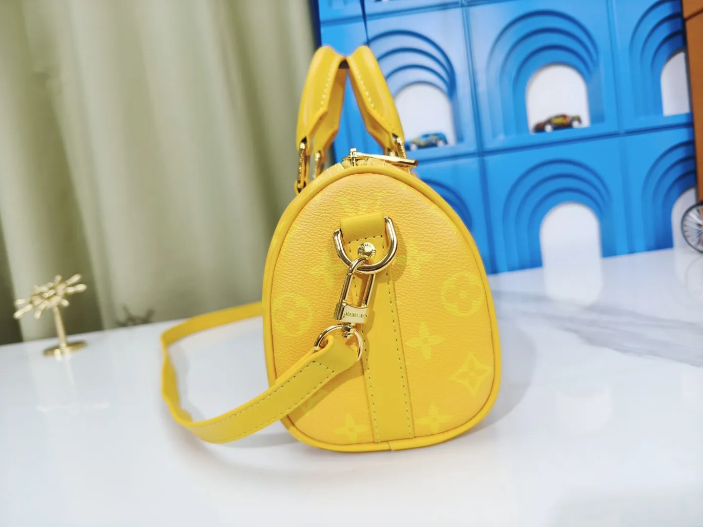 P260 upgraded original M46271 black flower M11645 gray flower blue, M11996 embossed blue M13166 yellow M12684 green pillow bag. This Keepall 25 handbag is made of Monogram Eclipse Reverse canvas, showing an elegant reinterpretation of Louis Vuitton's classic pattern. The reinforced straps and leather nameplate continue the iconic elements of the Keepall series, and the zipper closure keeps personal items safe and secure. Dimensions: 25.0 x 15.0 x 11.0cm (Length x Height x Width)