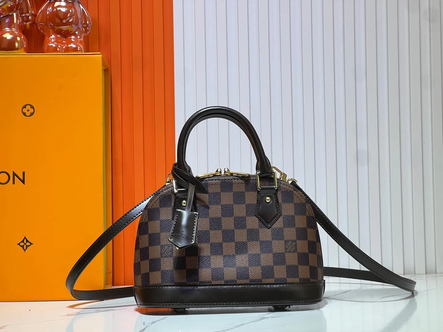 Batch 260💰Upgraded version N41221 Brown M53152 Presbyopia This charming Alma BB handbag is derived from the classic Louis Vuitton bag designed in 1934. Iconic elements give this Monogram canvas bag a classic elegance: padlock and key charm, Toron handle and refined leather key holder. Features a detachable shoulder strap for cross-body wear. Dimensions: 23.5 x 17.5 x 11.5 cm (length x height x width)