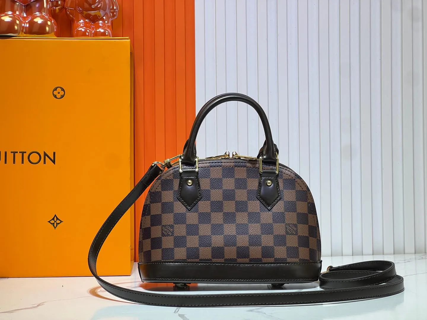 Batch 260💰Upgraded version N41221 Brown M53152 Presbyopia This charming Alma BB handbag is derived from the classic Louis Vuitton bag designed in 1934. Iconic elements give this Monogram canvas bag a classic elegance: padlock and key charm, Toron handle and refined leather key holder. Features a detachable shoulder strap for cross-body wear. Dimensions: 23.5 x 17.5 x 11.5 cm (length x height x width)