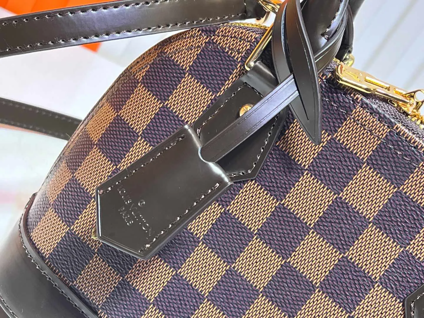 Batch 260💰Upgraded version N41221 Brown M53152 Presbyopia This charming Alma BB handbag is derived from the classic Louis Vuitton bag designed in 1934. Iconic elements give this Monogram canvas bag a classic elegance: padlock and key charm, Toron handle and refined leather key holder. Features a detachable shoulder strap for cross-body wear. Dimensions: 23.5 x 17.5 x 11.5 cm (length x height x width)