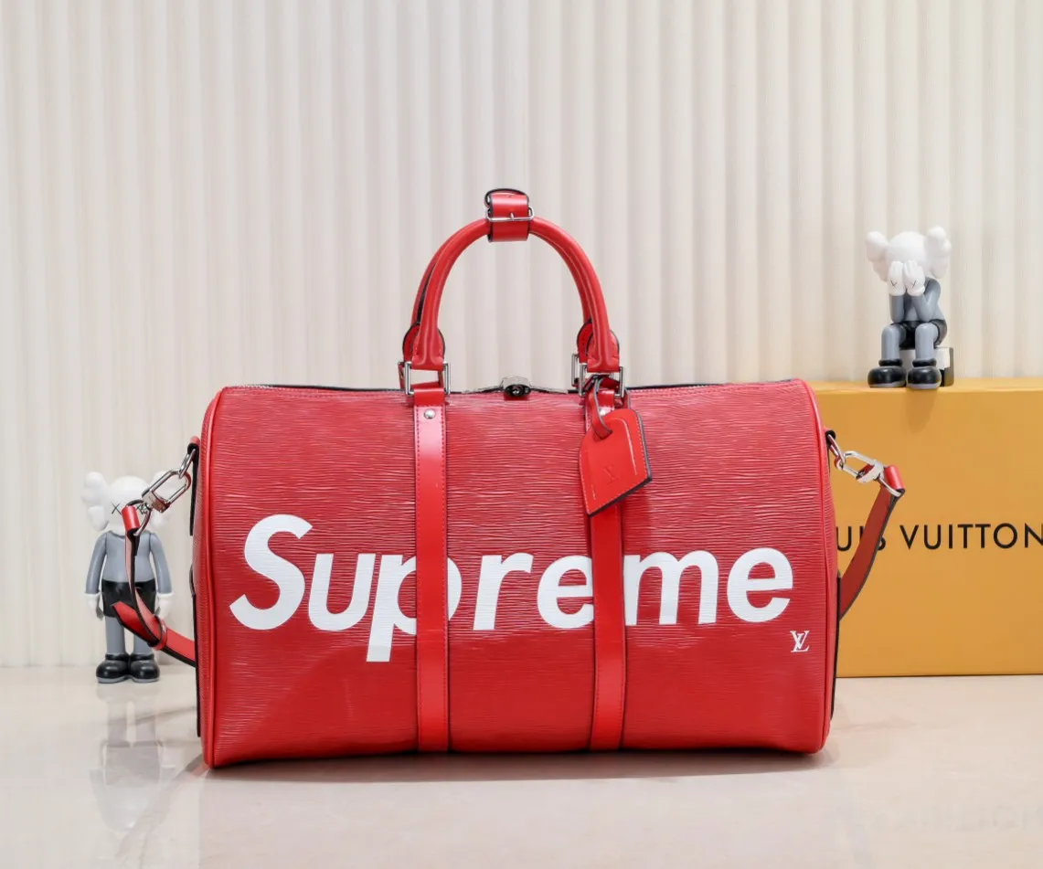 P420 Actual shot of two-layer cowhide supreme keepall travel bag 45cm 41418 M41416 M53419 super hot 🔥 The Louis Vuitton~supreme travel bag that you have been waiting for for a long time. A joint collaboration between the first-line international brand Louis Vuitton and the first-line street brand. The keppall 45cm travel bag made of EPl water-corrugated cowhide. The bag in this joint series is the most eye-catching For the L family, this style can be said to be a breakthrough. The style is unique and lively, making the classic design show a different charm. size 45x27x20cm