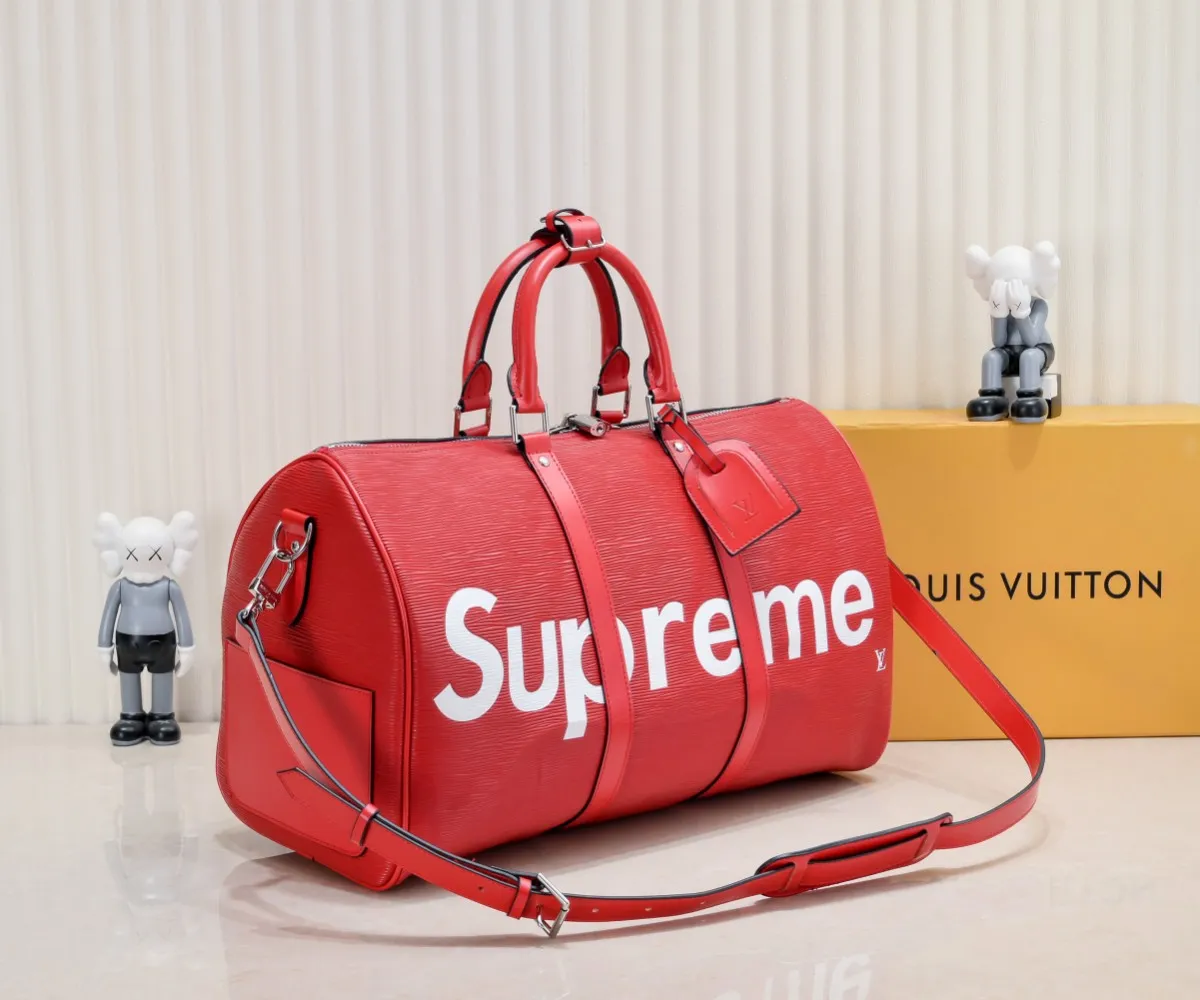P420 Actual shot of two-layer cowhide supreme keepall travel bag 45cm 41418 M41416 M53419 super hot 🔥 The Louis Vuitton~supreme travel bag that you have been waiting for for a long time. A joint collaboration between the first-line international brand Louis Vuitton and the first-line street brand. The keppall 45cm travel bag made of EPl water-corrugated cowhide. The bag in this joint series is the most eye-catching For the L family, this style can be said to be a breakthrough. The style is unique and lively, making the classic design show a different charm. size 45x27x20cm