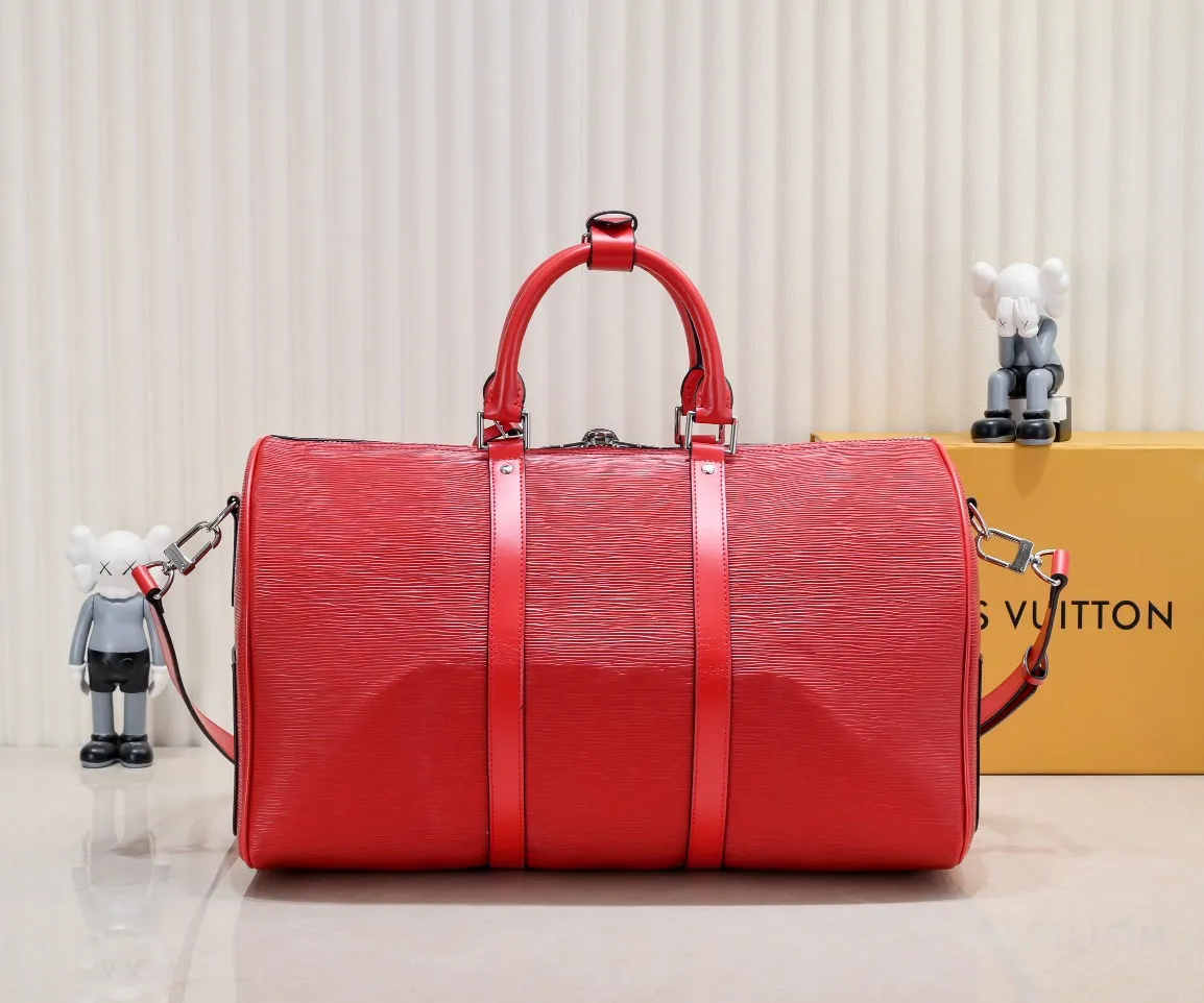 P420 Actual shot of two-layer cowhide supreme keepall travel bag 45cm 41418 M41416 M53419 super hot 🔥 The Louis Vuitton~supreme travel bag that you have been waiting for for a long time. A joint collaboration between the first-line international brand Louis Vuitton and the first-line street brand. The keppall 45cm travel bag made of EPl water-corrugated cowhide. The bag in this joint series is the most eye-catching For the L family, this style can be said to be a breakthrough. The style is unique and lively, making the classic design show a different charm. size 45x27x20cm