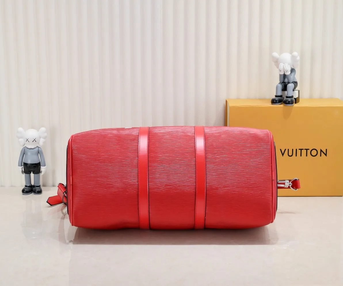 P420 Actual shot of two-layer cowhide supreme keepall travel bag 45cm 41418 M41416 M53419 super hot 🔥 The Louis Vuitton~supreme travel bag that you have been waiting for for a long time. A joint collaboration between the first-line international brand Louis Vuitton and the first-line street brand. The keppall 45cm travel bag made of EPl water-corrugated cowhide. The bag in this joint series is the most eye-catching For the L family, this style can be said to be a breakthrough. The style is unique and lively, making the classic design show a different charm. size 45x27x20cm