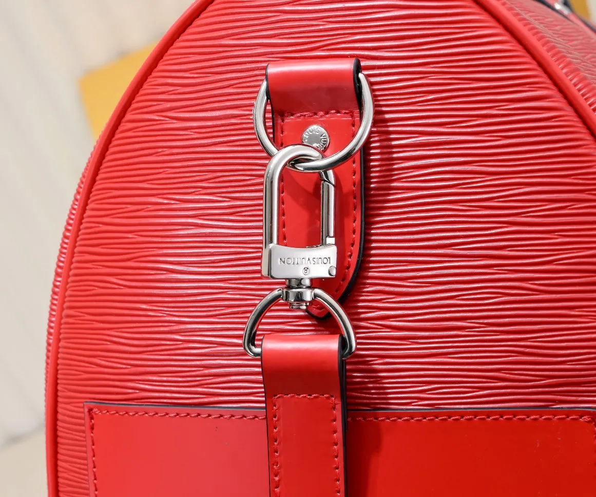 P420 Actual shot of two-layer cowhide supreme keepall travel bag 45cm 41418 M41416 M53419 super hot 🔥 The Louis Vuitton~supreme travel bag that you have been waiting for for a long time. A joint collaboration between the first-line international brand Louis Vuitton and the first-line street brand. The keppall 45cm travel bag made of EPl water-corrugated cowhide. The bag in this joint series is the most eye-catching For the L family, this style can be said to be a breakthrough. The style is unique and lively, making the classic design show a different charm. size 45x27x20cm