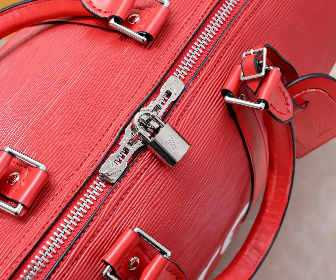 P420 Actual shot of two-layer cowhide supreme keepall travel bag 45cm 41418 M41416 M53419 super hot 🔥 The Louis Vuitton~supreme travel bag that you have been waiting for for a long time. A joint collaboration between the first-line international brand Louis Vuitton and the first-line street brand. The keppall 45cm travel bag made of EPl water-corrugated cowhide. The bag in this joint series is the most eye-catching For the L family, this style can be said to be a breakthrough. The style is unique and lively, making the classic design show a different charm. size 45x27x20cm