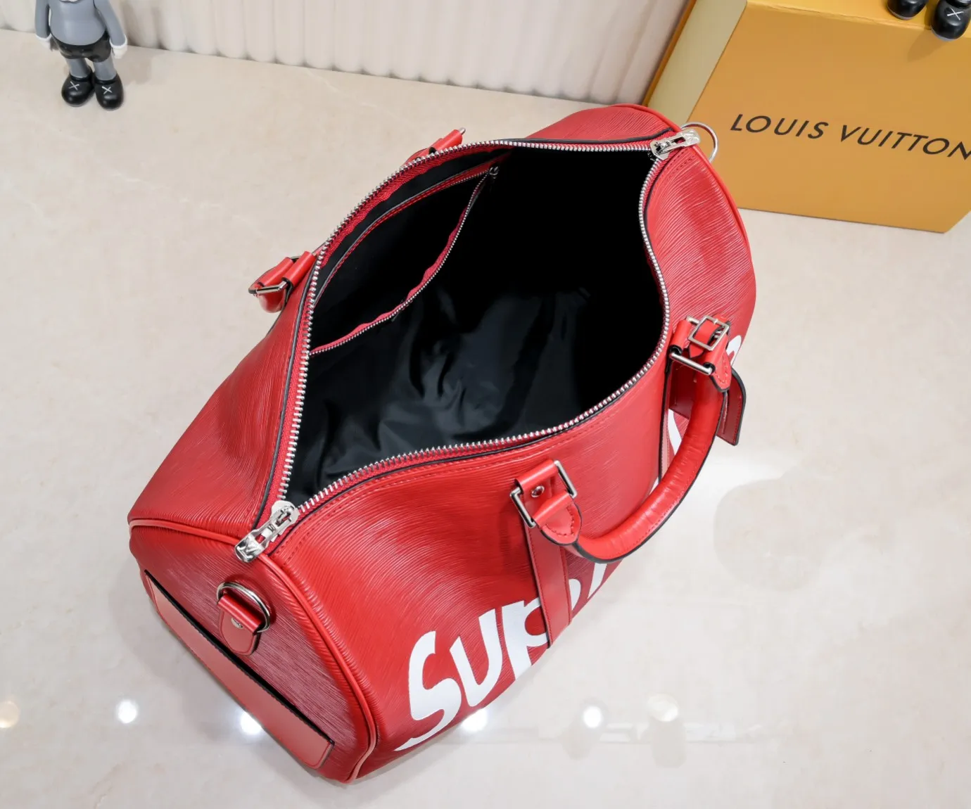 P420 Actual shot of two-layer cowhide supreme keepall travel bag 45cm 41418 M41416 M53419 super hot 🔥 The Louis Vuitton~supreme travel bag that you have been waiting for for a long time. A joint collaboration between the first-line international brand Louis Vuitton and the first-line street brand. The keppall 45cm travel bag made of EPl water-corrugated cowhide. The bag in this joint series is the most eye-catching For the L family, this style can be said to be a breakthrough. The style is unique and lively, making the classic design show a different charm. size 45x27x20cm