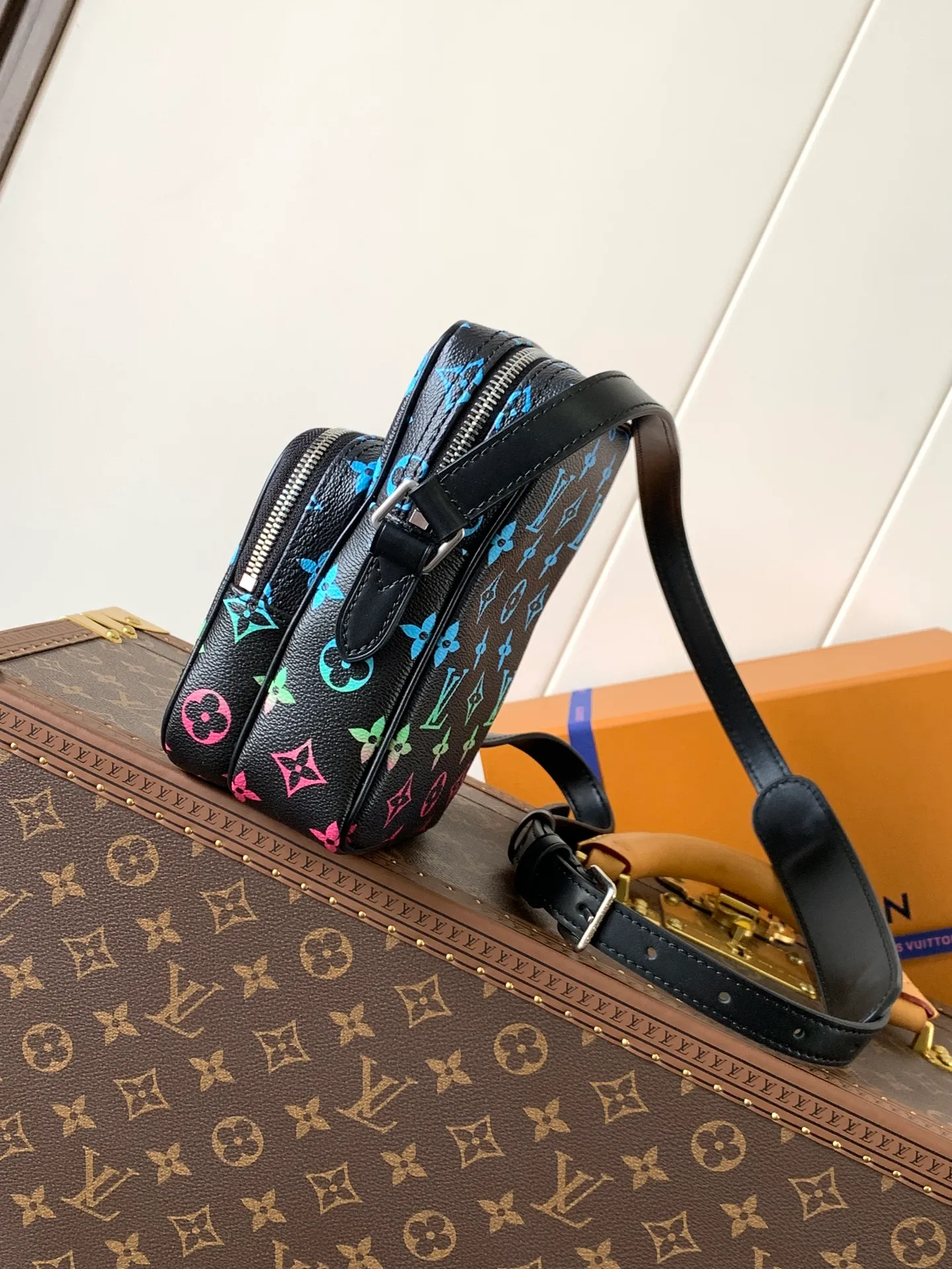 💰1080 Top Original M13898 Top Original Transcoding Chip 163C In his latest collection, Pharrell Williams reinvents the Amazone crossbody bag from the 1980s, updating it with luxurious details. Select soft cow leather and cover it with Monogram printing. The leather texture is like vintage Monogram canvas. The bag is embellished with a pearl zipper and paired with a detachable Louis Vuitton metal hangtag, which is reminiscent of the nameplate on the brand's vintage luggage. 14.5 Half-length strap adjustable to: 58.0 cm